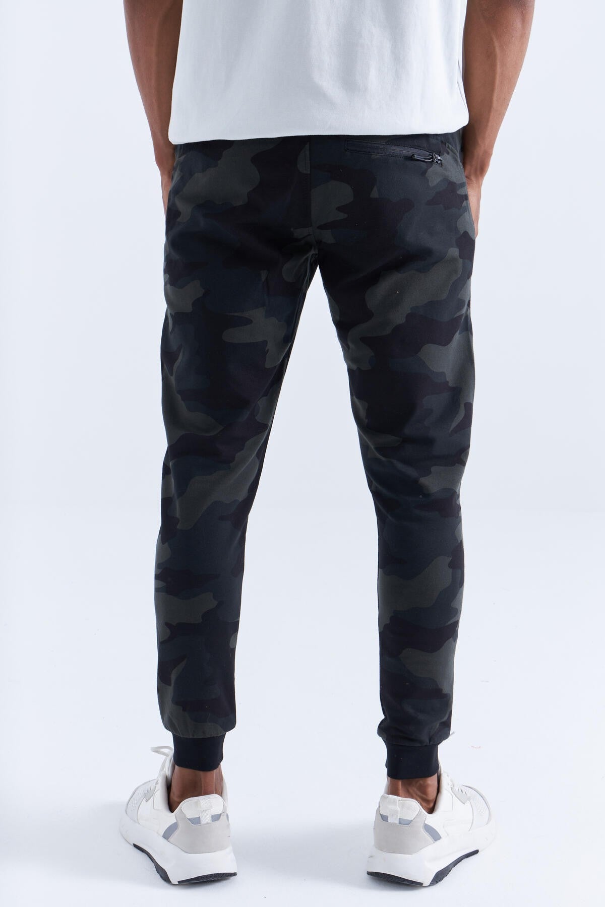 Image of Pantaloni de trening slim fit pentru bărbați, model camuflaj Black Shadow - 84754