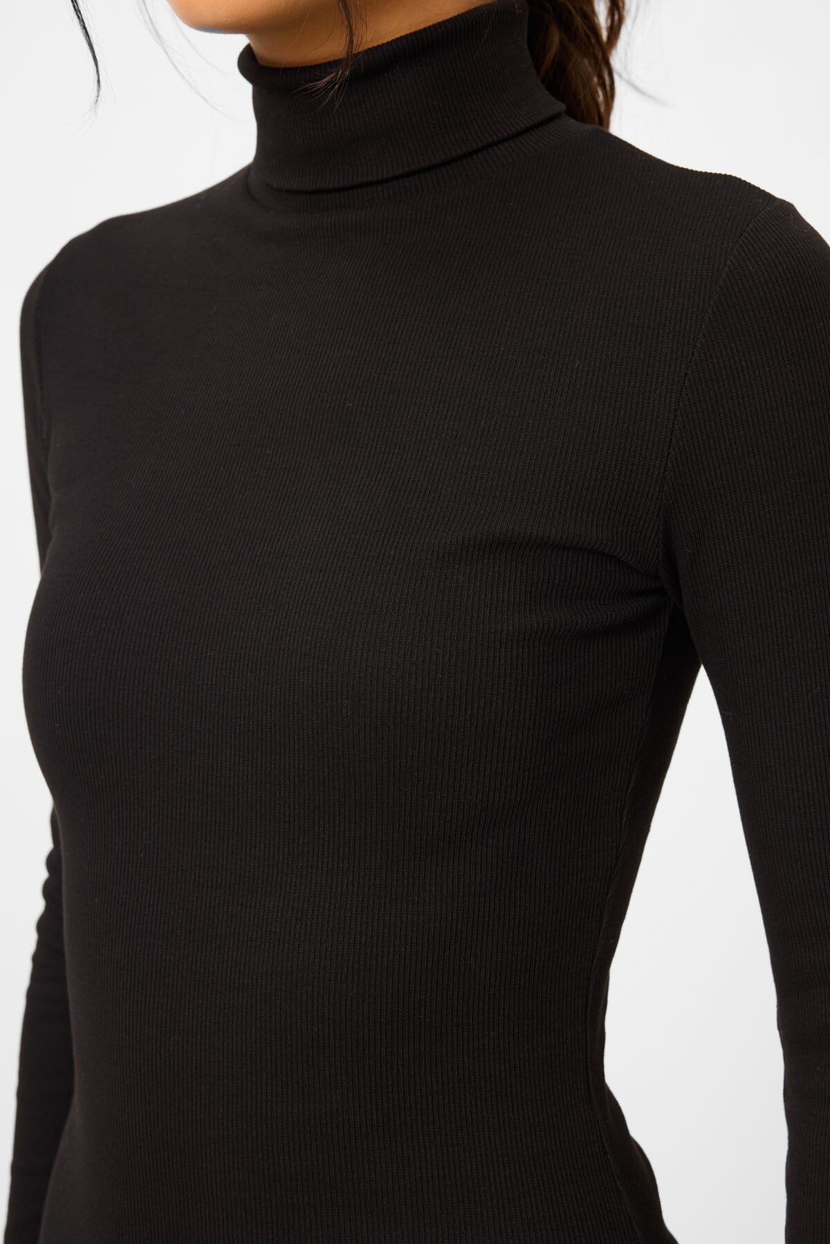 Image of Rochie de damă neagră cu guler înalt, tricotată cu nervuri, croială slim fit - 97117