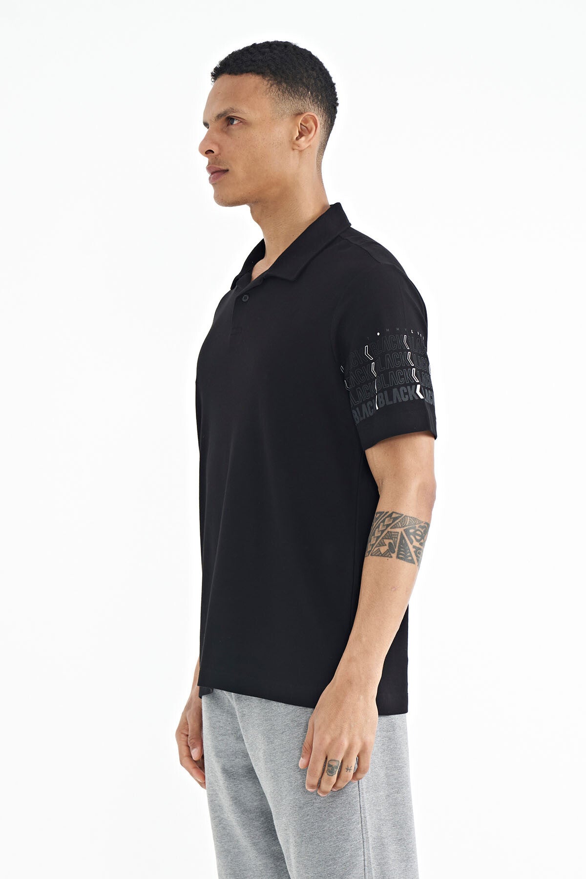 Image of Siyah Kol Baskı Detaylı Polo Yaka Standart Form Erkek T-shirt - 88240