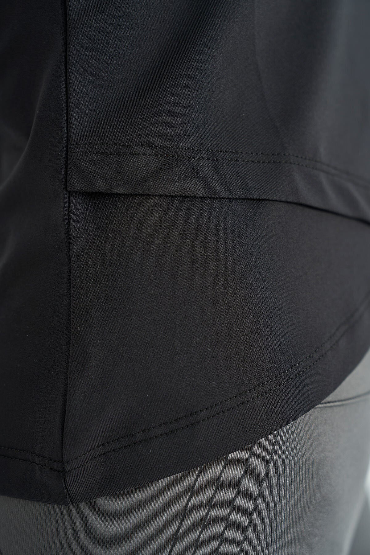 Image of Maiou sport negru, croială standard, pentru femei, cu imprimeu și garnitură cu logo - 97255