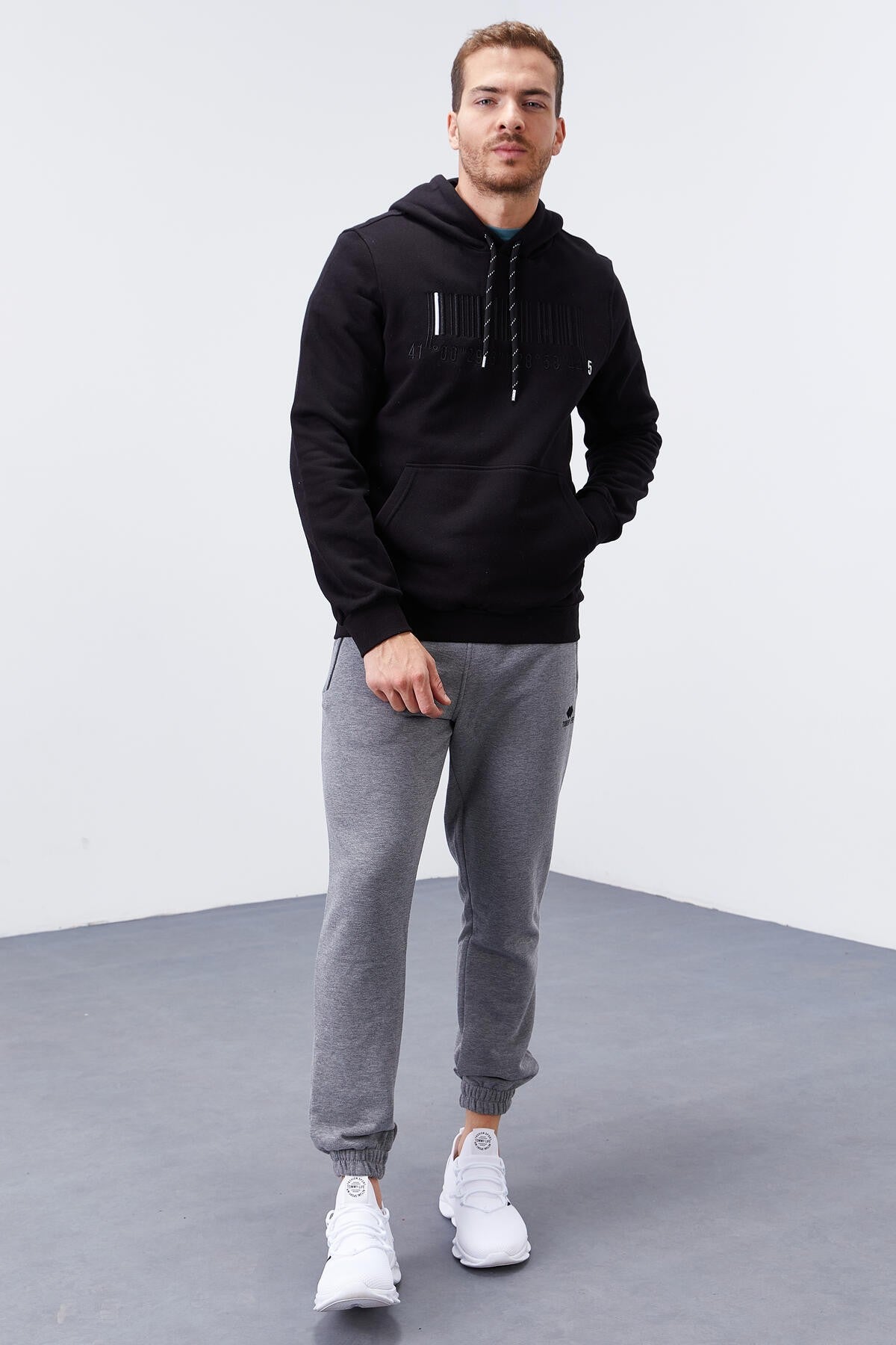 Image of Siyah Nakışlı Kanguru Cep Standart Kalıp Kapüşonlu Erkek Sweatshirt - 87839