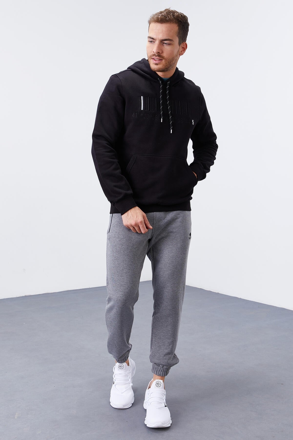 Image of Siyah Nakışlı Kanguru Cep Standart Kalıp Kapüşonlu Erkek Sweatshirt - 87839