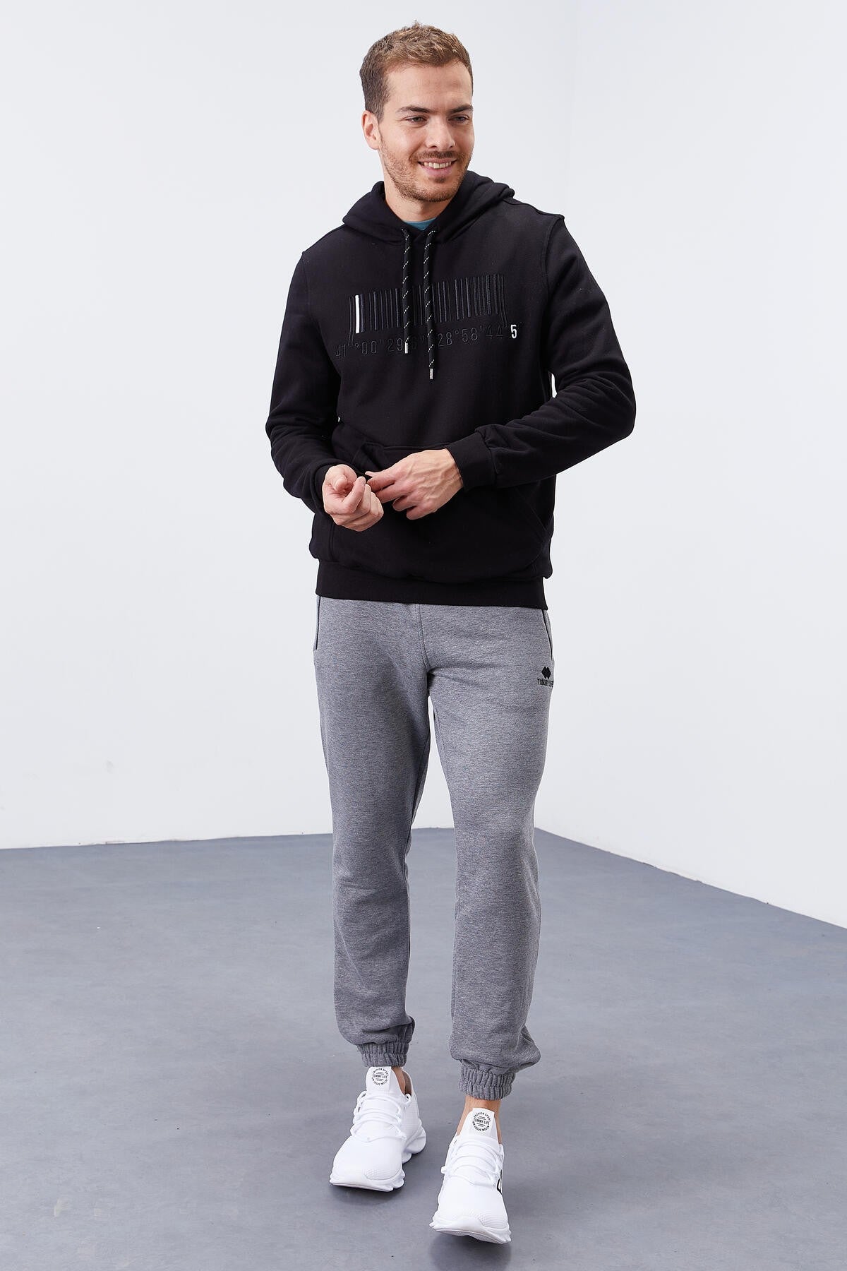 Image of Siyah Nakışlı Kanguru Cep Standart Kalıp Kapüşonlu Erkek Sweatshirt - 87839
