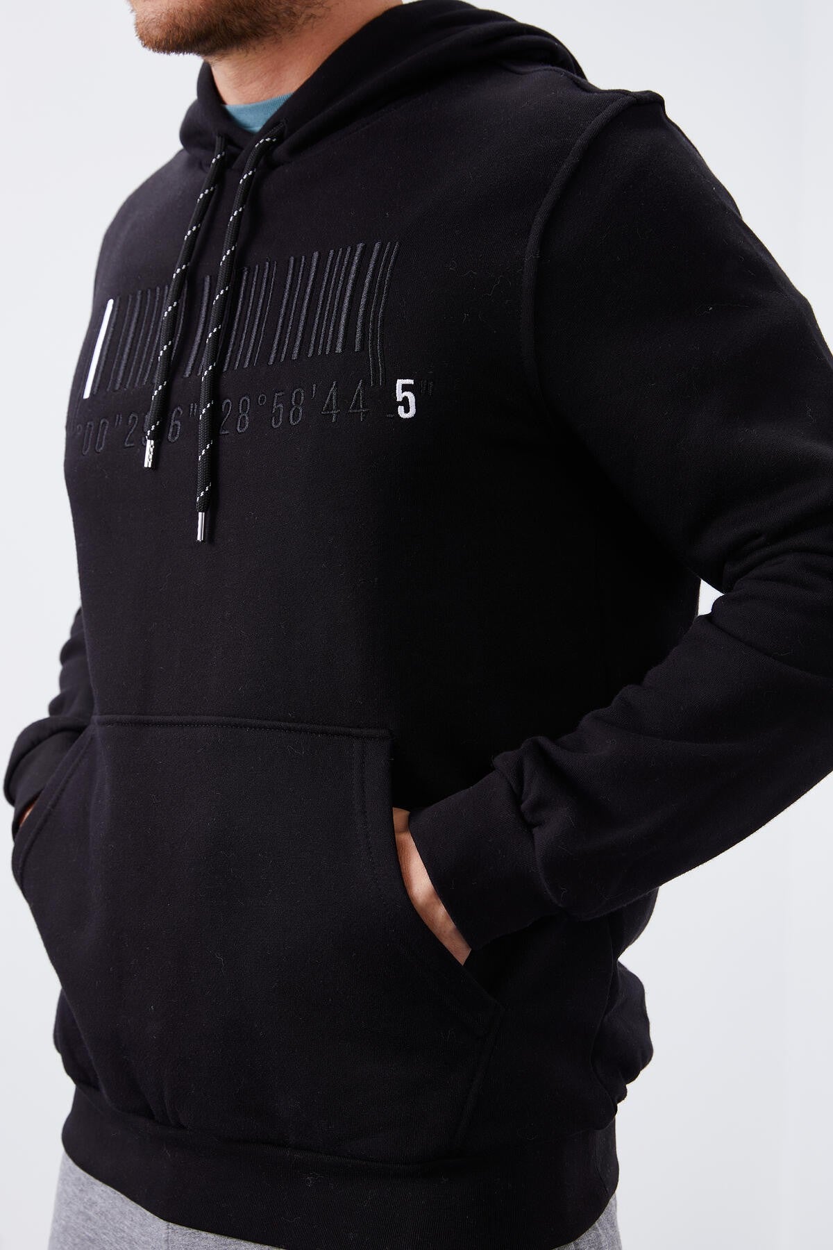 Image of Siyah Nakışlı Kanguru Cep Standart Kalıp Kapüşonlu Erkek Sweatshirt - 87839