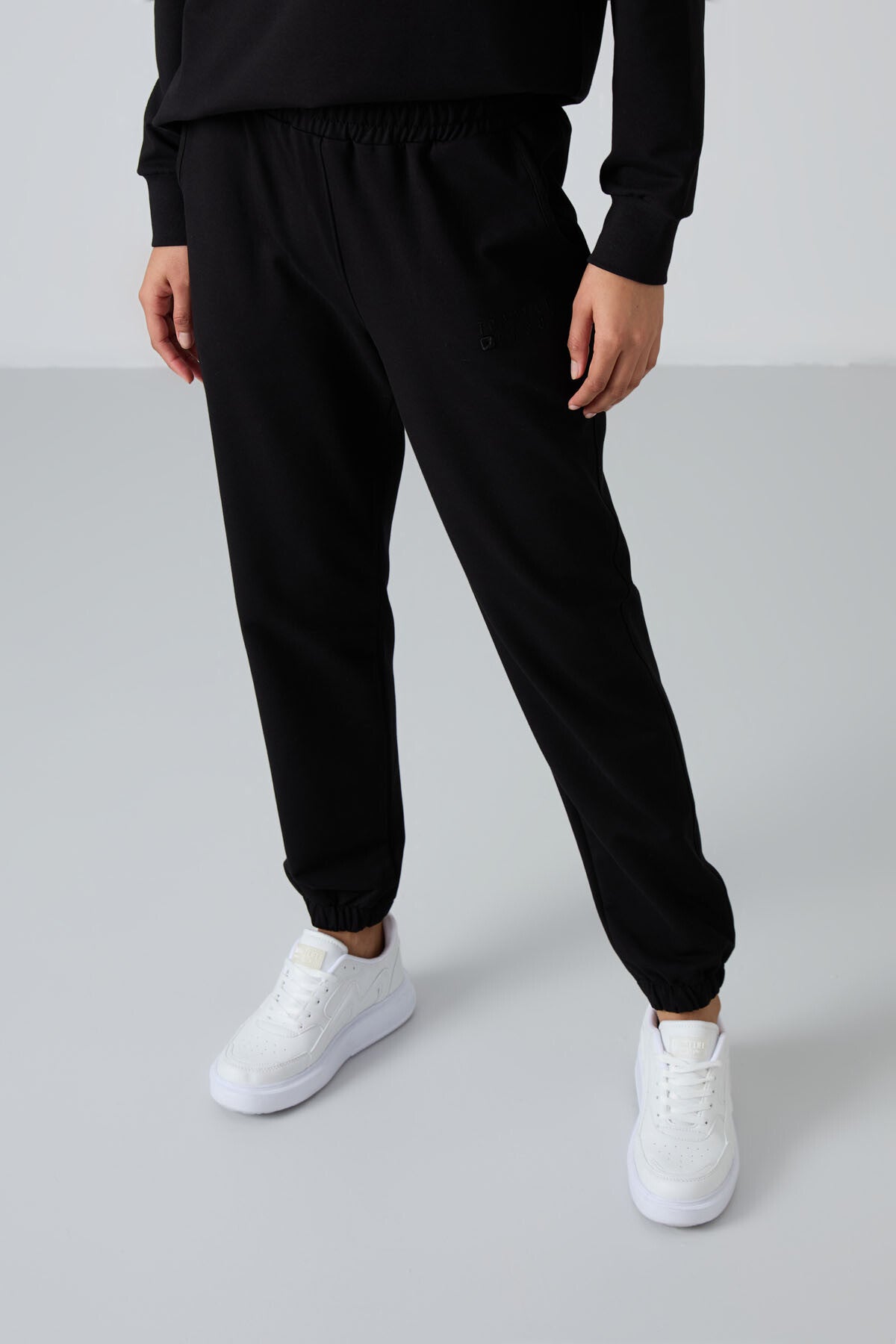 Image of Siyah Basic Pamuklu O Yaka Oversize Lastik Paça Kadın Eşofman Takım - 95287