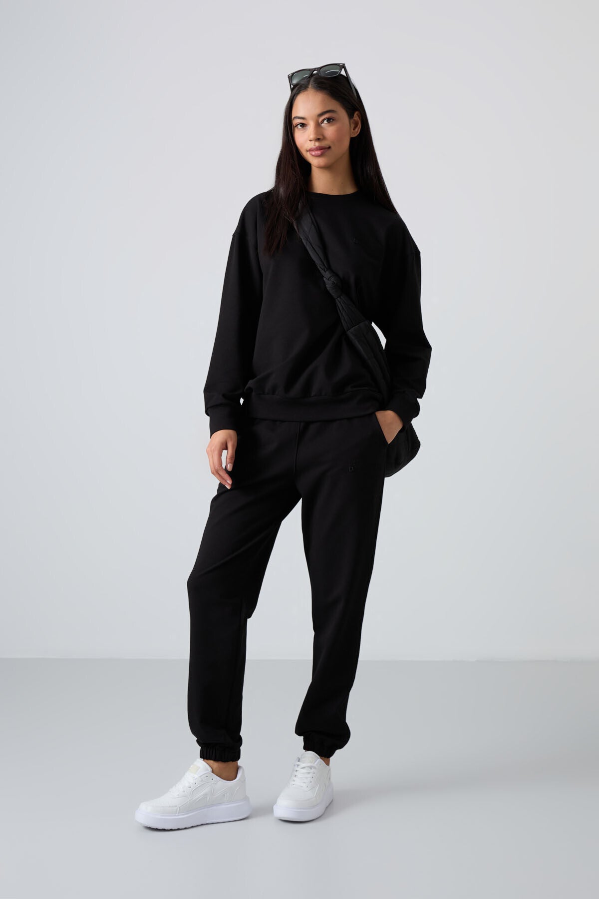 Image of Set trening de damă negru, din bumbac, cu guler rotund, supradimensionat, cu tiv elastic - 95287