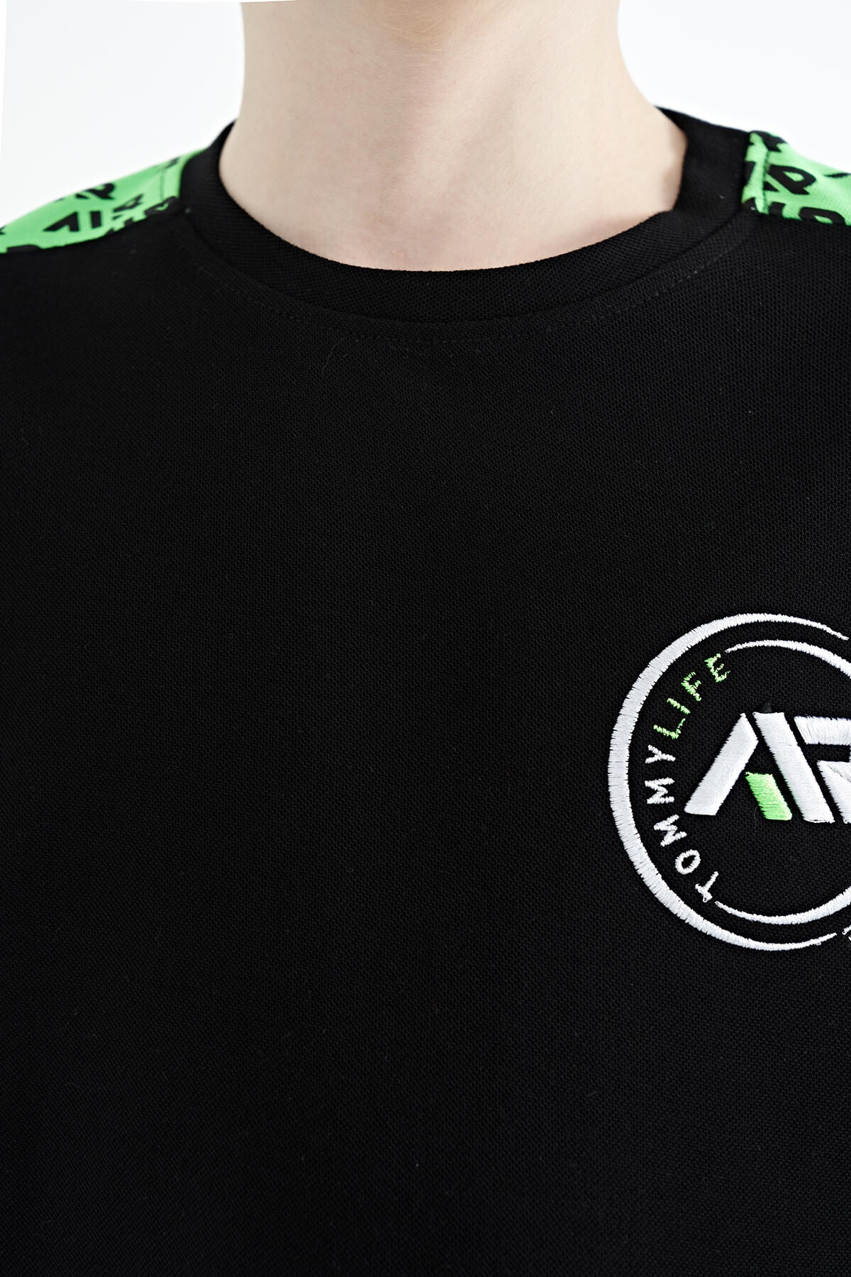 Image of Siyah Omuz Baskı Detaylı Standart Kalıp O Yaka Erkek Çocuk T-Shirt - 11121