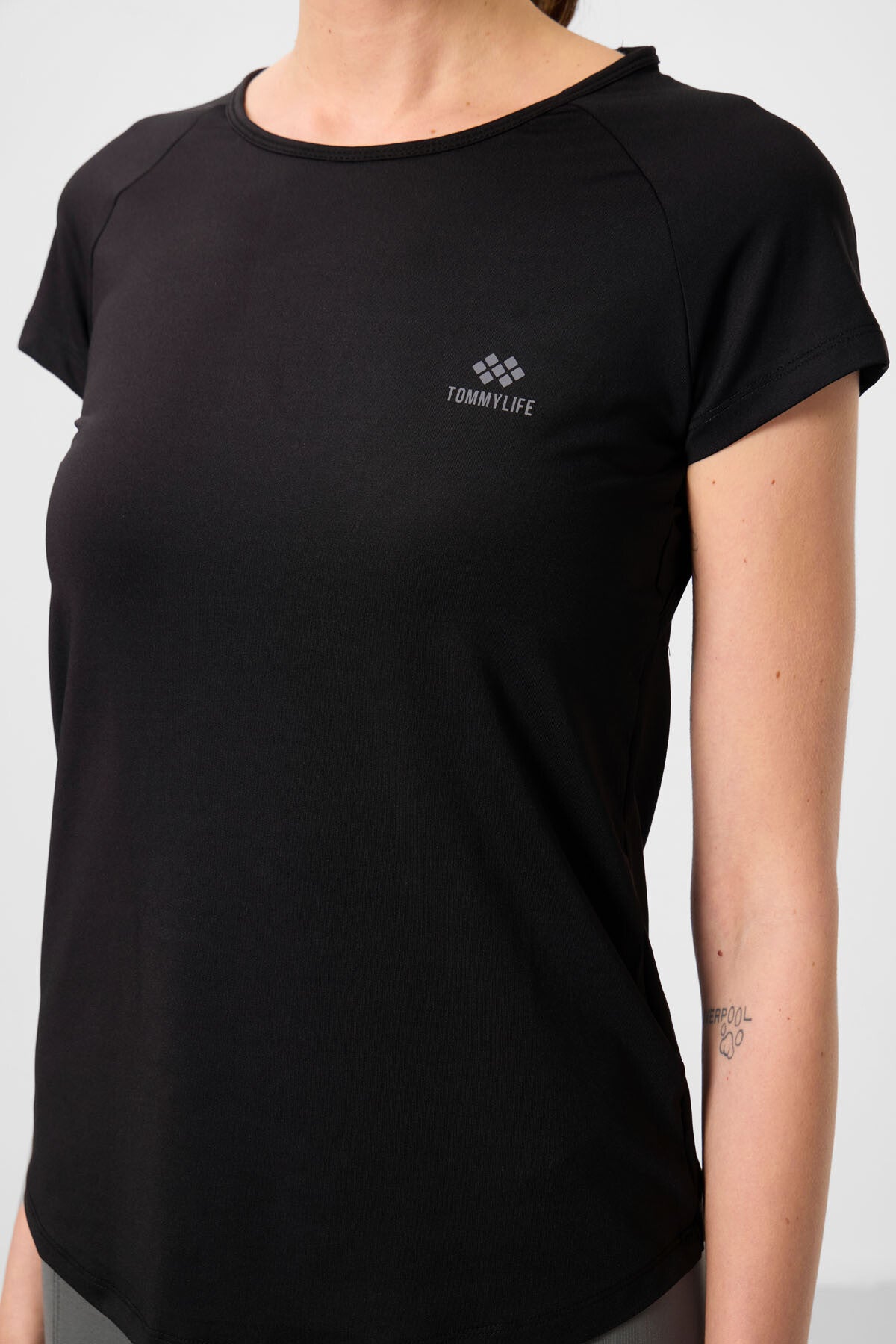 Image of Siyah Sırt Pencereli Kısa Kol Standart Kalıp O Yaka Kadın T-Shirt - 97101