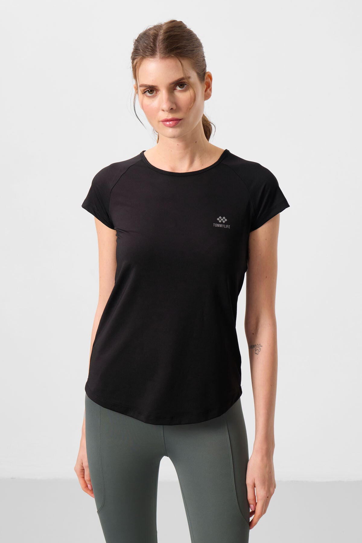 Image of Siyah Sırt Pencereli Kısa Kol Standart Kalıp O Yaka Kadın T-Shirt - 97101