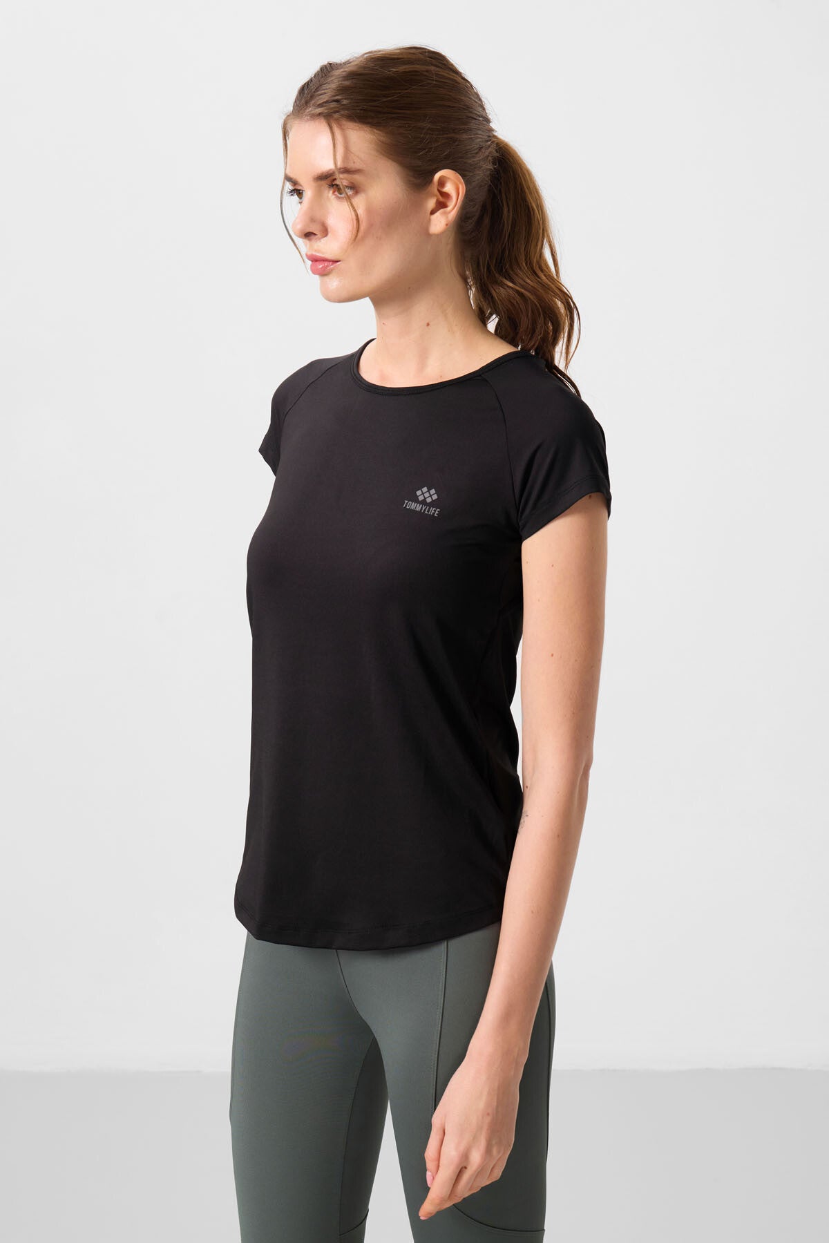 Image of Siyah Sırt Pencereli Kısa Kol Standart Kalıp O Yaka Kadın T-Shirt - 97101