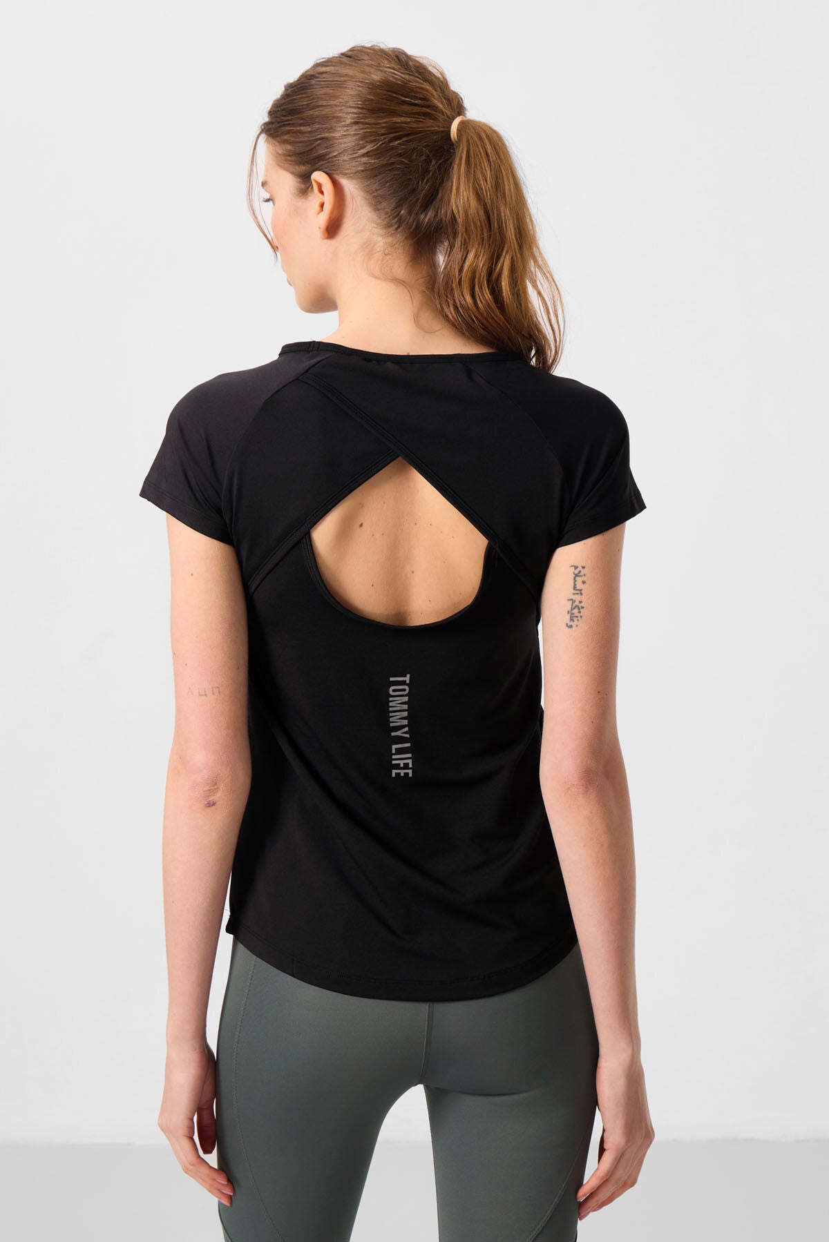 Image of Siyah Sırt Pencereli Kısa Kol Standart Kalıp O Yaka Kadın T-Shirt - 97101