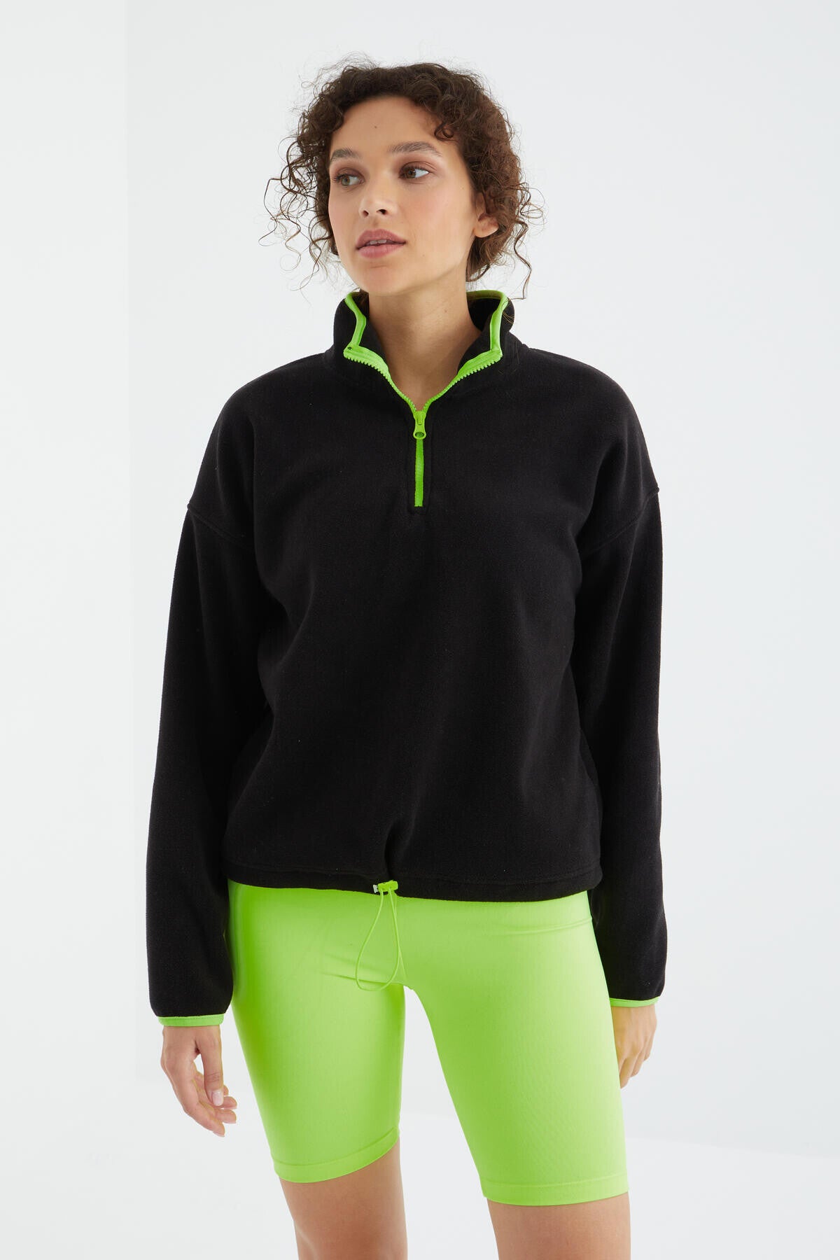 Image of Siyah Yarım Fermuar Etek Ucu Büzgülü Dik Yaka Oversize Kadın Polar Sweatshirt - 97234