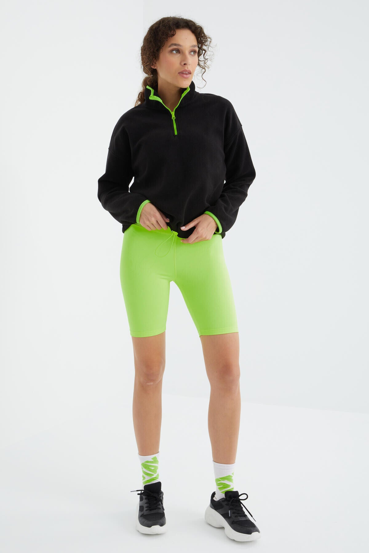 Image of Siyah Yarım Fermuar Etek Ucu Büzgülü Dik Yaka Oversize Kadın Polar Sweatshirt - 97234