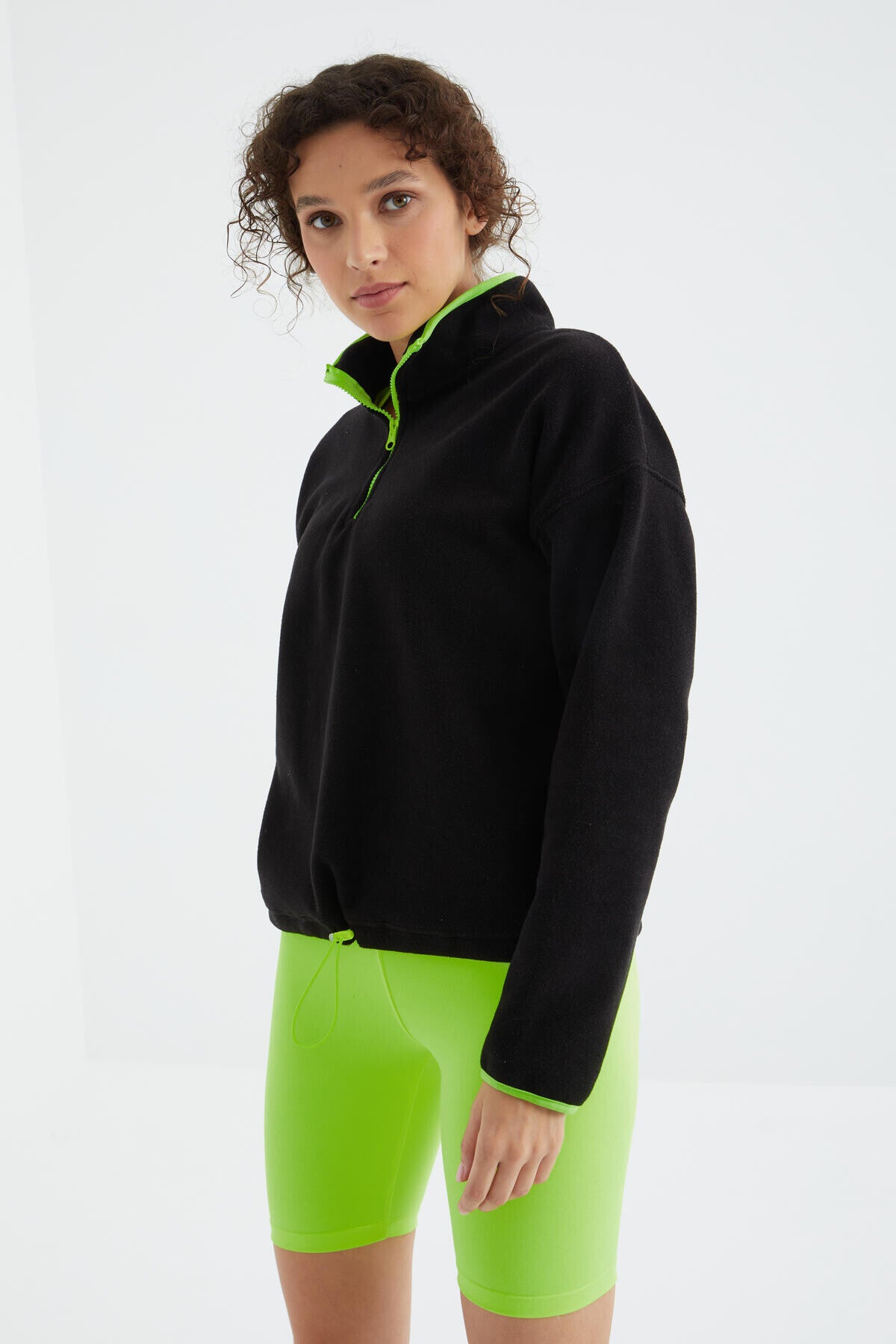 Image of Siyah Yarım Fermuar Etek Ucu Büzgülü Dik Yaka Oversize Kadın Polar Sweatshirt - 97234