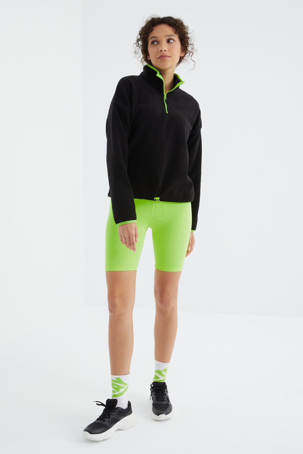 Image of Siyah Yarım Fermuar Etek Ucu Büzgülü Dik Yaka Oversize Kadın Polar Sweatshirt - 97234