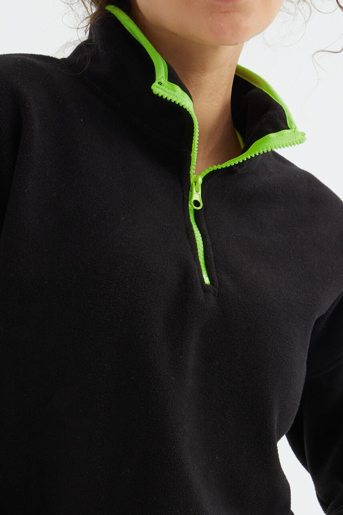 Image of Siyah Yarım Fermuar Etek Ucu Büzgülü Dik Yaka Oversize Kadın Polar Sweatshirt - 97234