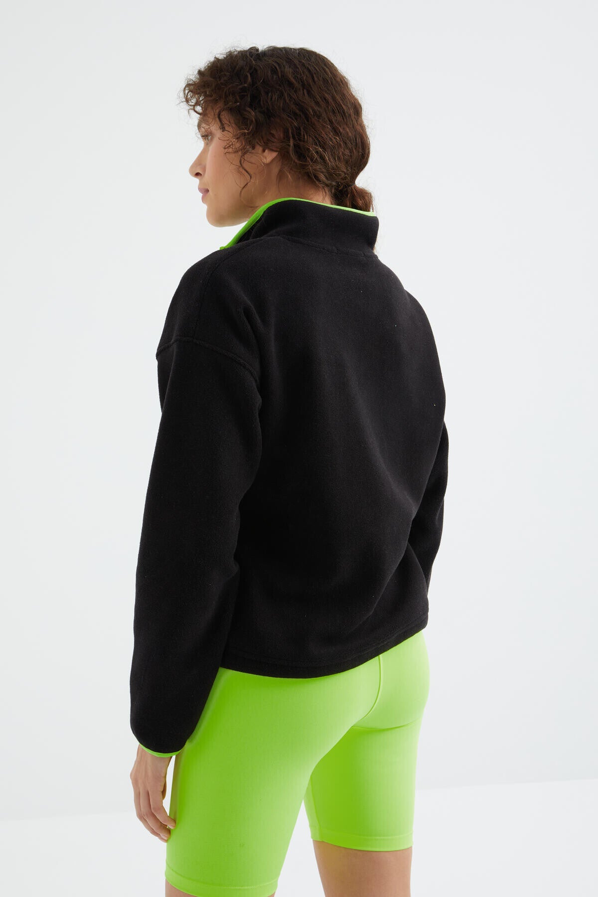 Image of Siyah Yarım Fermuar Etek Ucu Büzgülü Dik Yaka Oversize Kadın Polar Sweatshirt - 97234