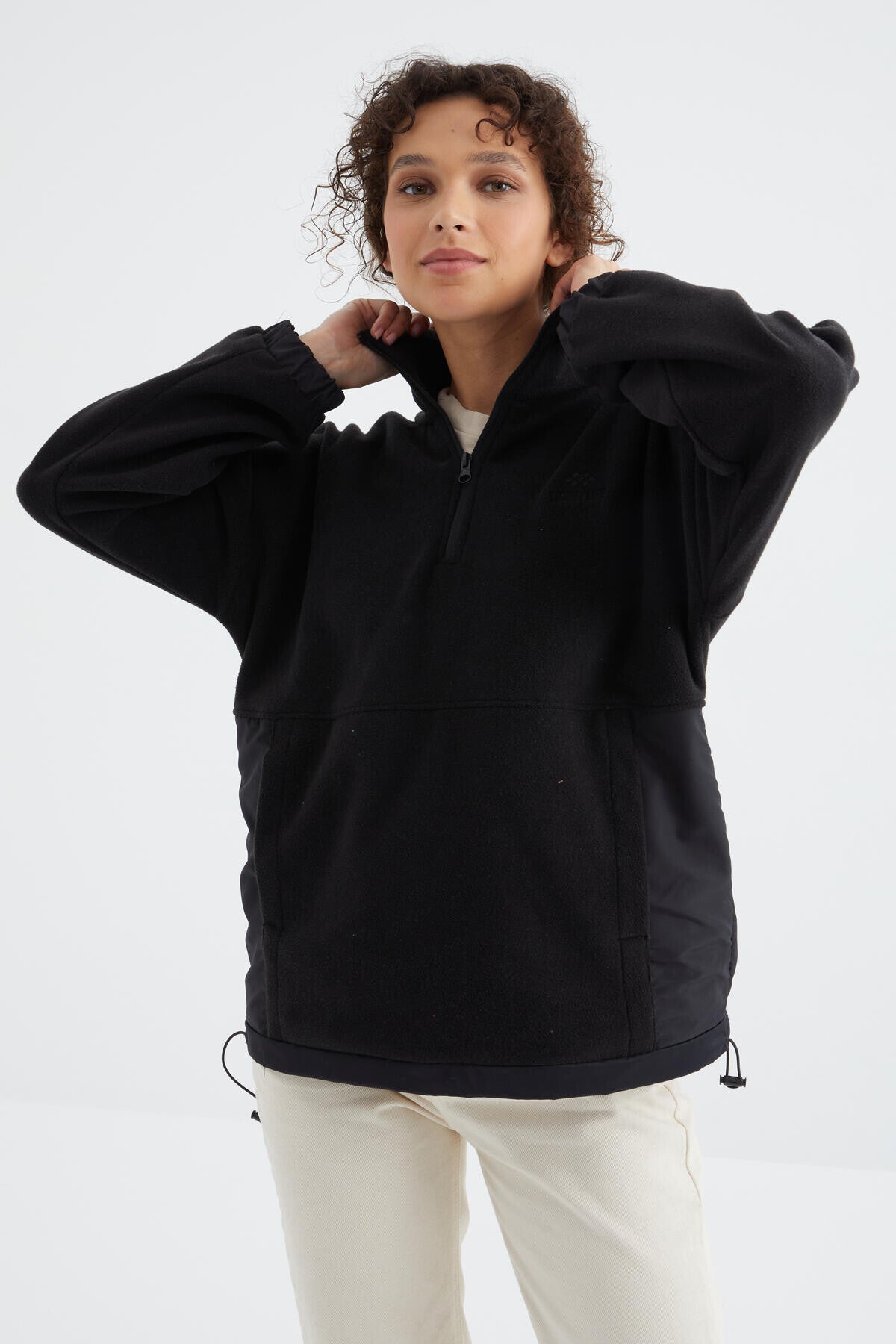 Image of Siyah Yarım Fermuar Etek Ucu Büzgülü Dik Yaka  Oversize Kadın Polar Sweatshirt - 97236