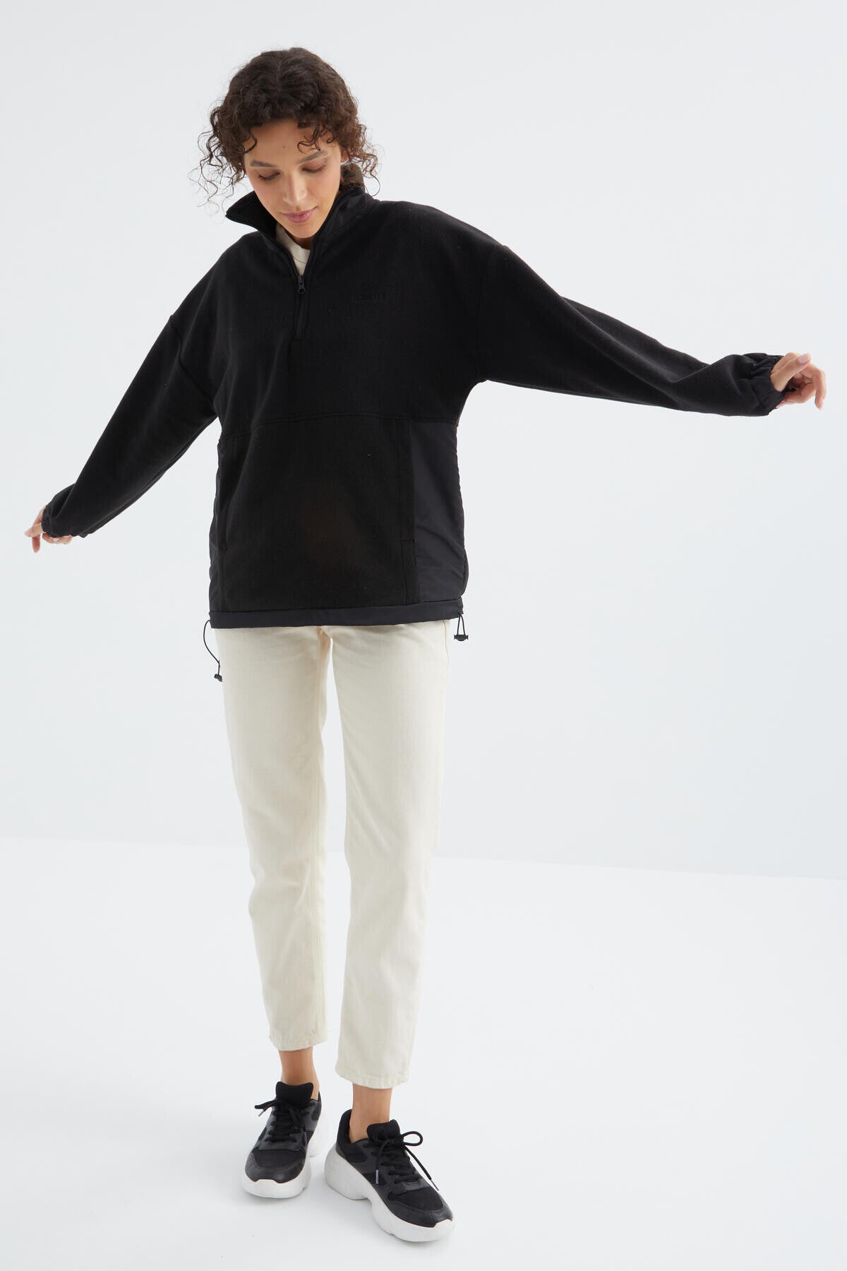 Image of Siyah Yarım Fermuar Etek Ucu Büzgülü Dik Yaka  Oversize Kadın Polar Sweatshirt - 97236