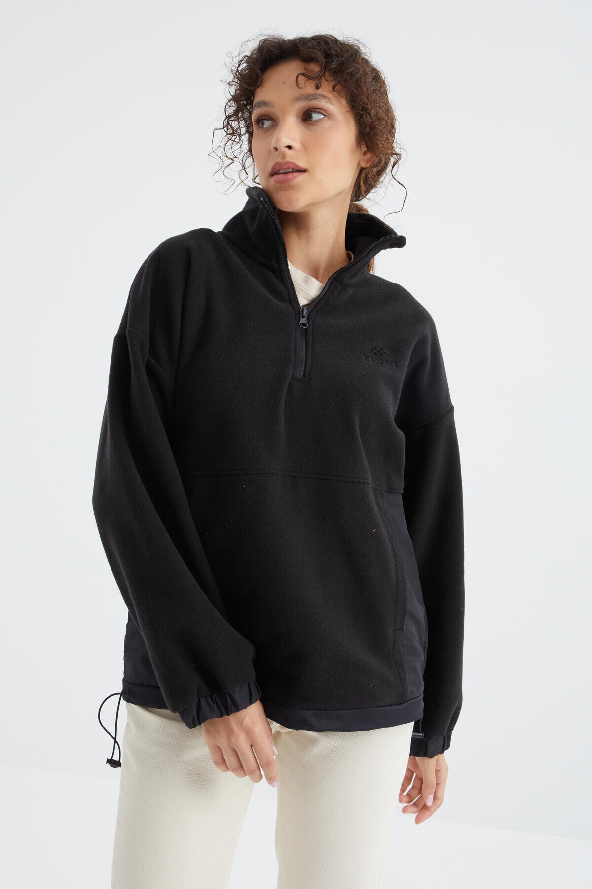 Image of Hanorac negru supradimensionat din fleece pentru femei, cu fermoar pe jumătate, guler încrețit și tiv - 97236