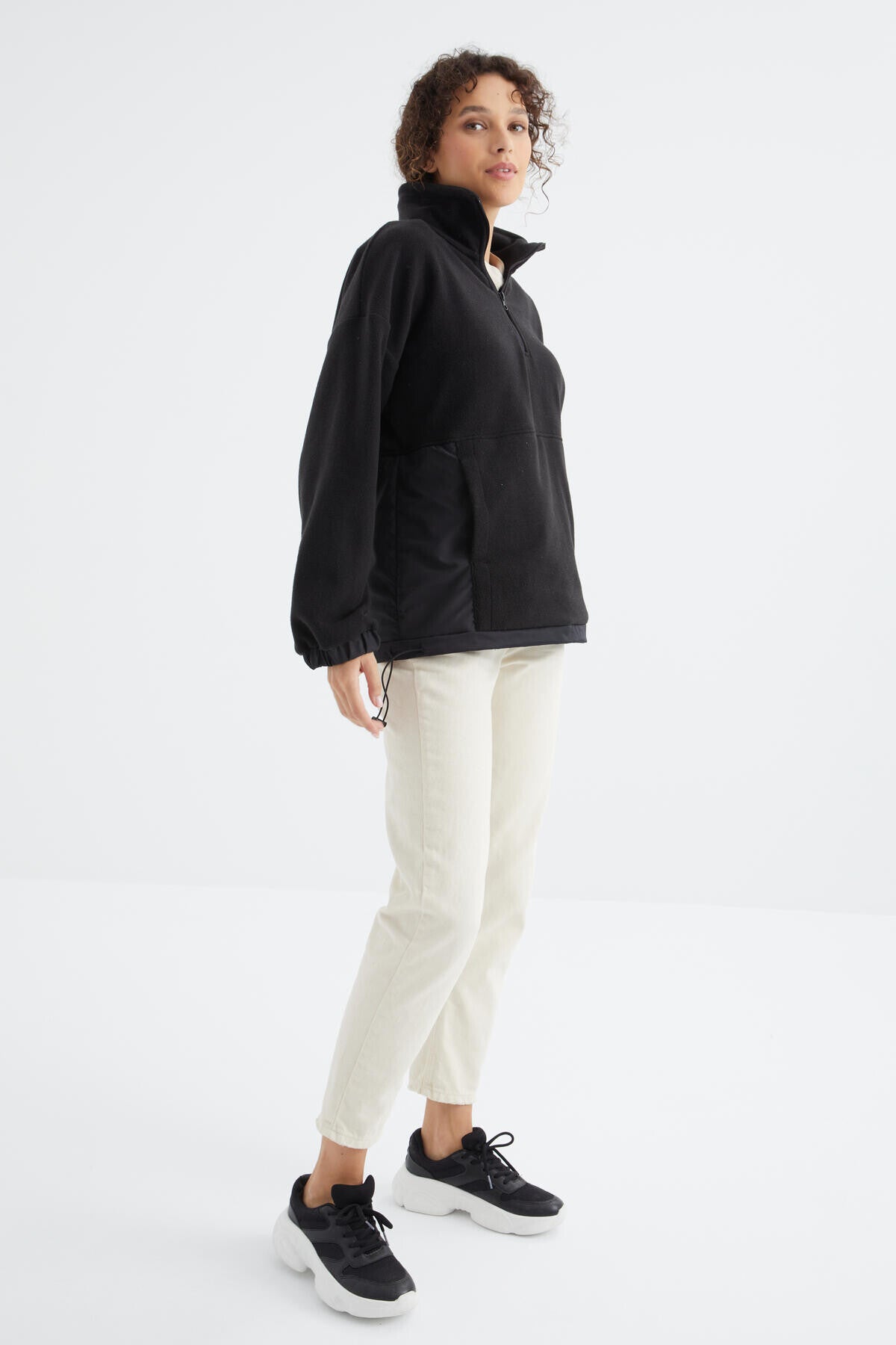 Image of Siyah Yarım Fermuar Etek Ucu Büzgülü Dik Yaka  Oversize Kadın Polar Sweatshirt - 97236