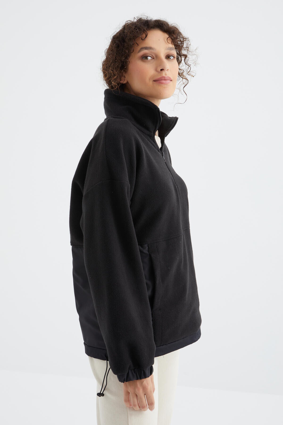 Image of Siyah Yarım Fermuar Etek Ucu Büzgülü Dik Yaka  Oversize Kadın Polar Sweatshirt - 97236