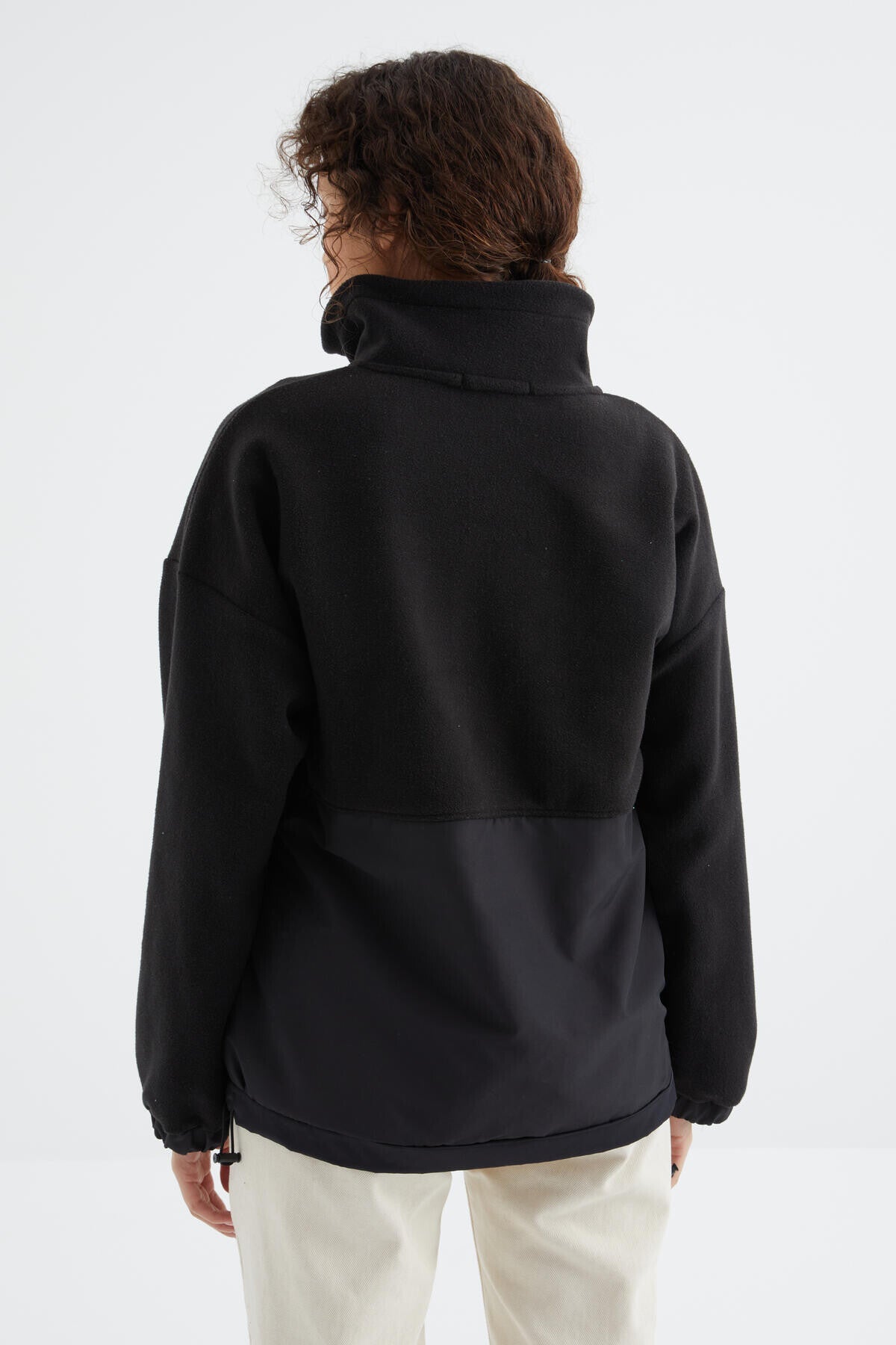 Image of Hanorac negru supradimensionat din fleece pentru femei, cu fermoar pe jumătate, guler încrețit și tiv - 97236