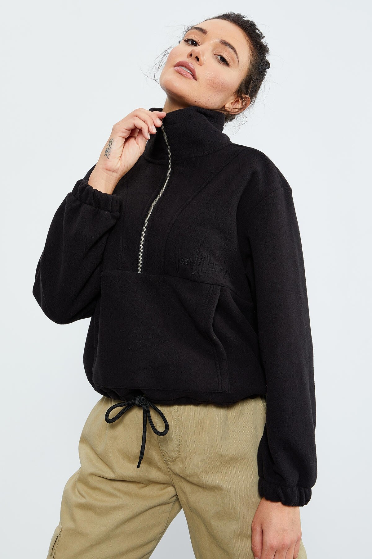 Image of Siyah Yarım Fermuar Etek Ucu Büzgülü Kadın Polar Oversize Sweatshirt - 97171