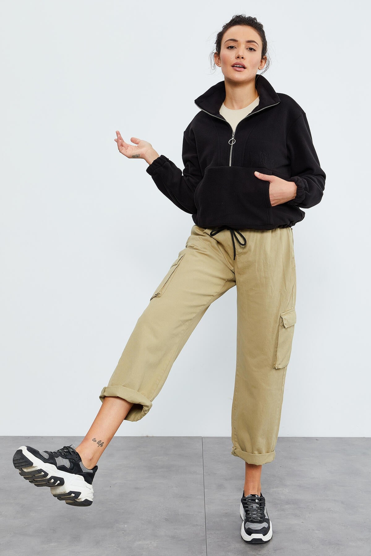 Image of Siyah Yarım Fermuar Etek Ucu Büzgülü Kadın Polar Oversize Sweatshirt - 97171