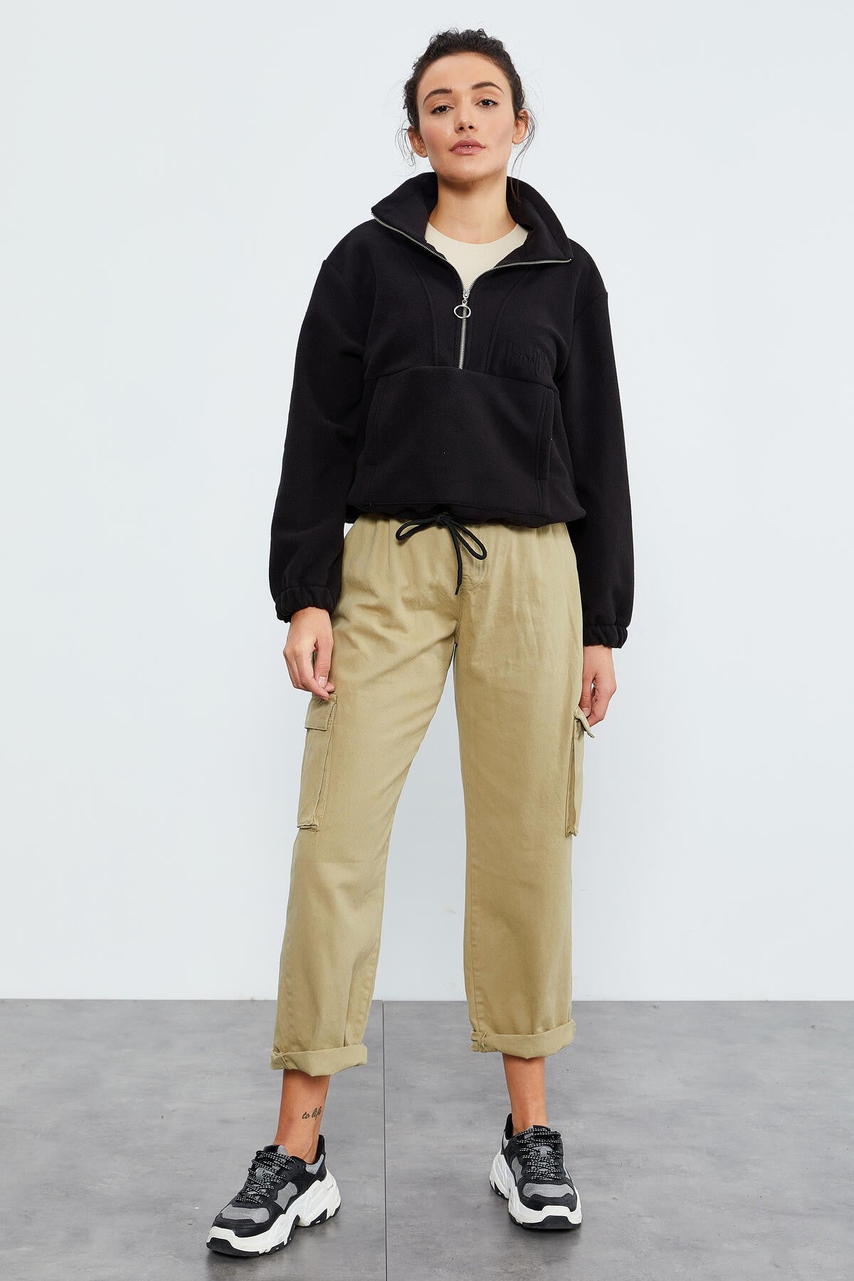 Image of Siyah Yarım Fermuar Etek Ucu Büzgülü Kadın Polar Oversize Sweatshirt - 97171