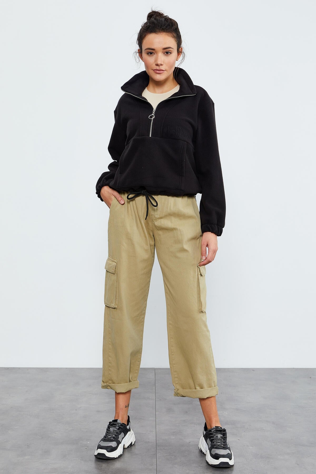 Image of Siyah Yarım Fermuar Etek Ucu Büzgülü Kadın Polar Oversize Sweatshirt - 97171