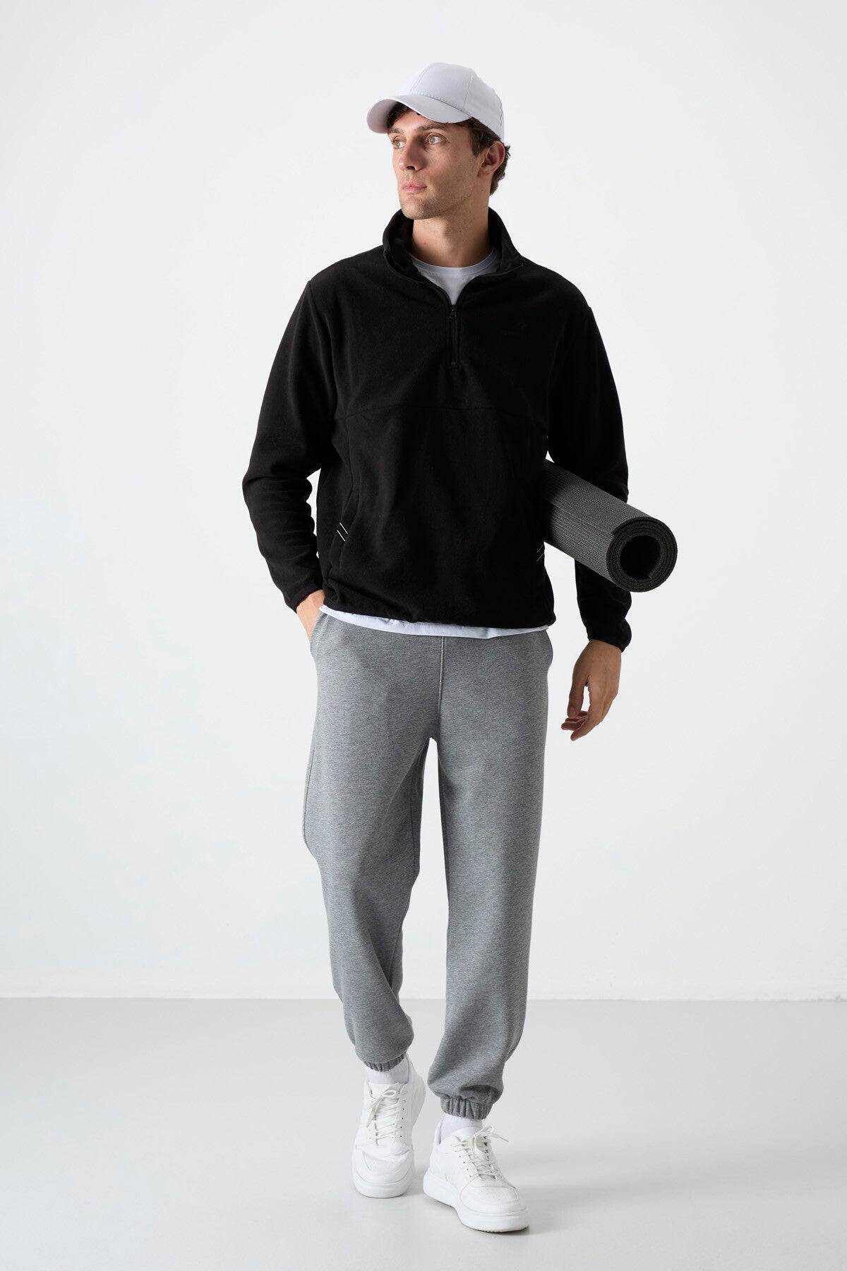 Image of Hanorac negru cu guler înalt, croială slim fit, cu fermoar pe jumătate, din fleece pentru bărbați - 87891