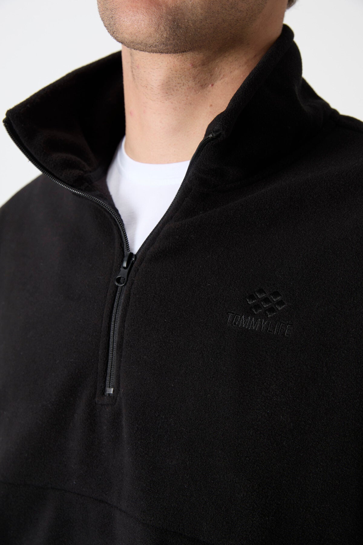 Image of Hanorac negru cu guler înalt, croială slim fit, cu fermoar pe jumătate, din fleece pentru bărbați - 87891