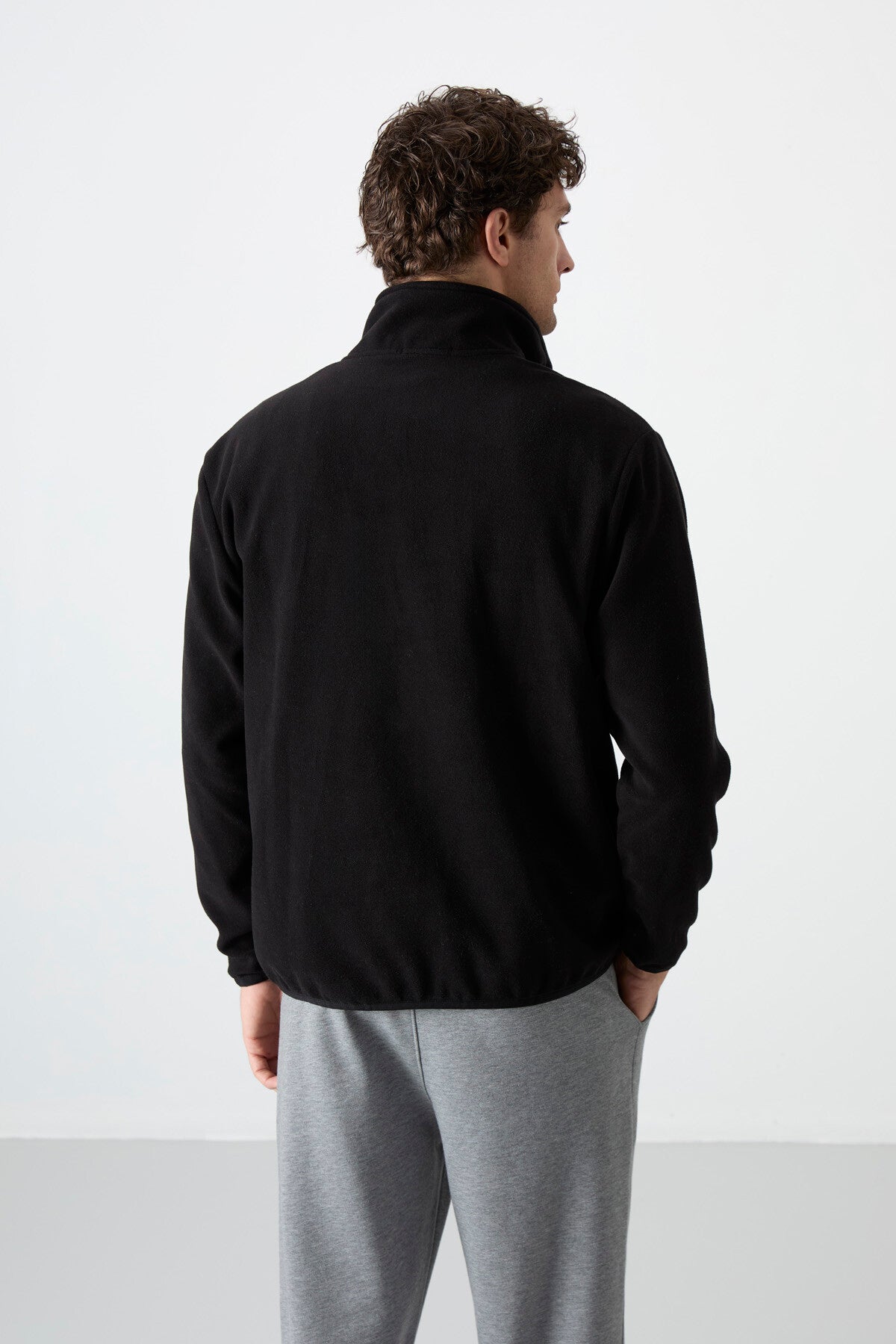 Image of Hanorac negru cu guler înalt, croială slim fit, cu fermoar pe jumătate, din fleece pentru bărbați - 87891