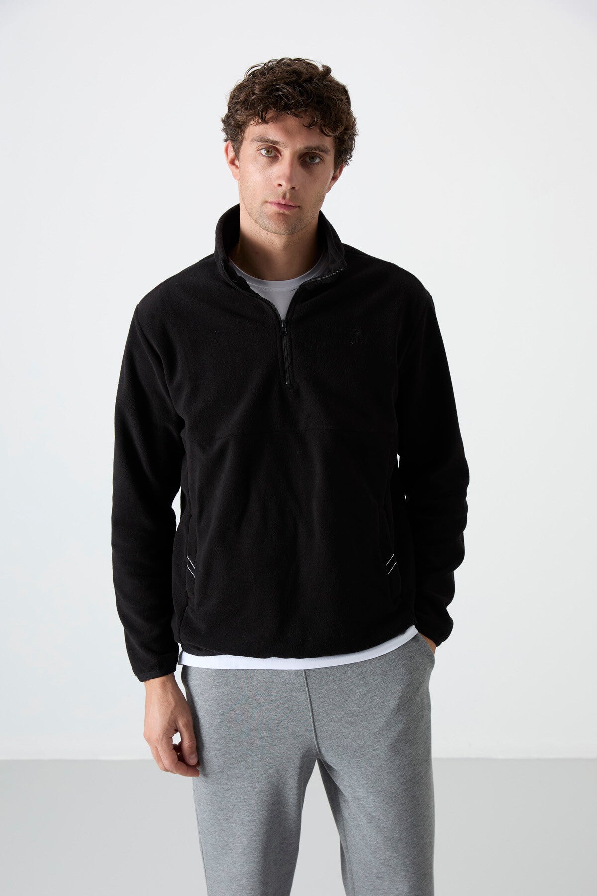 Image of Hanorac negru cu guler înalt, croială slim fit, cu fermoar pe jumătate, din fleece pentru bărbați - 87891