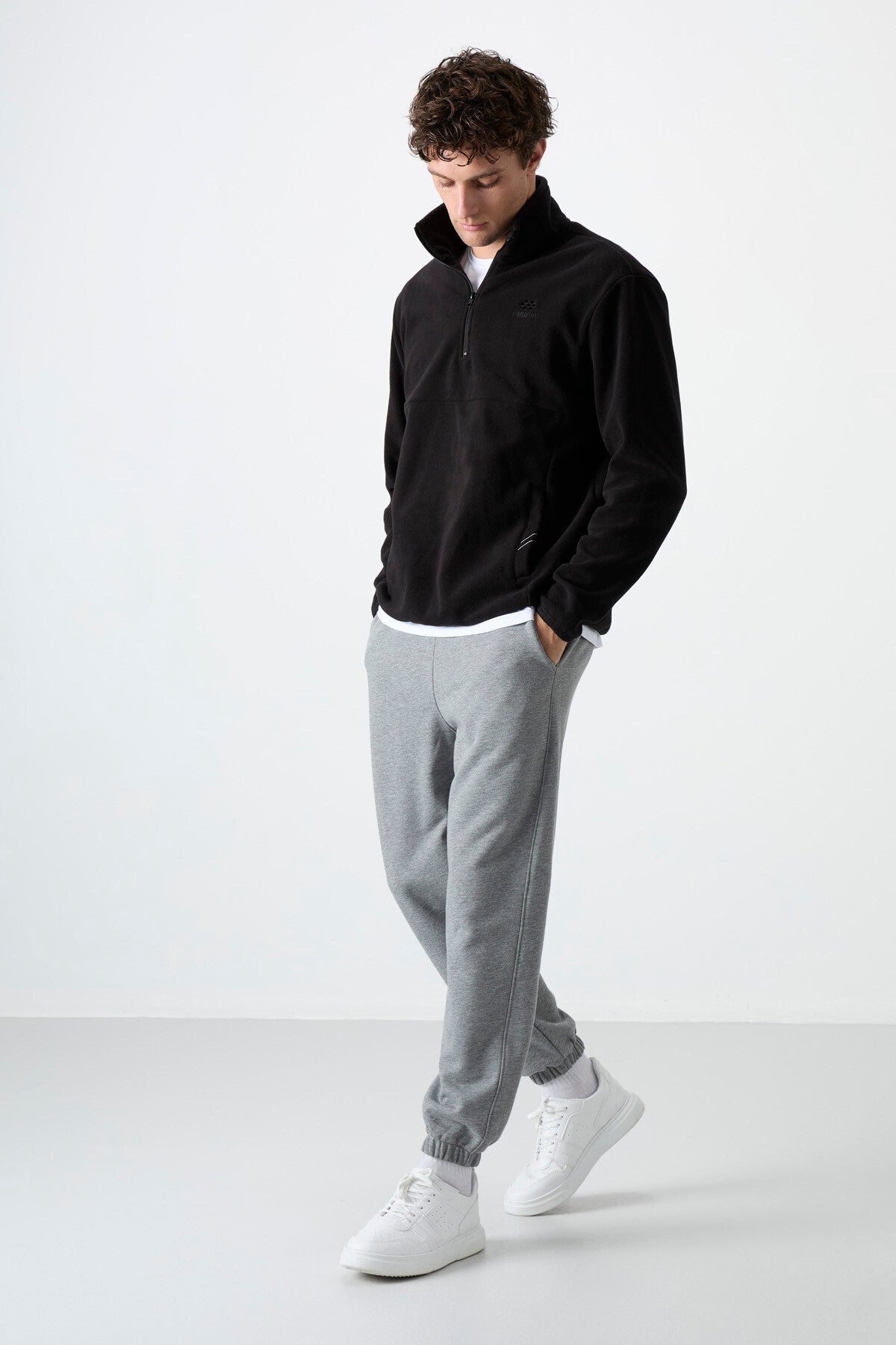 Image of Hanorac negru cu guler înalt, croială slim fit, cu fermoar pe jumătate, din fleece pentru bărbați - 87891