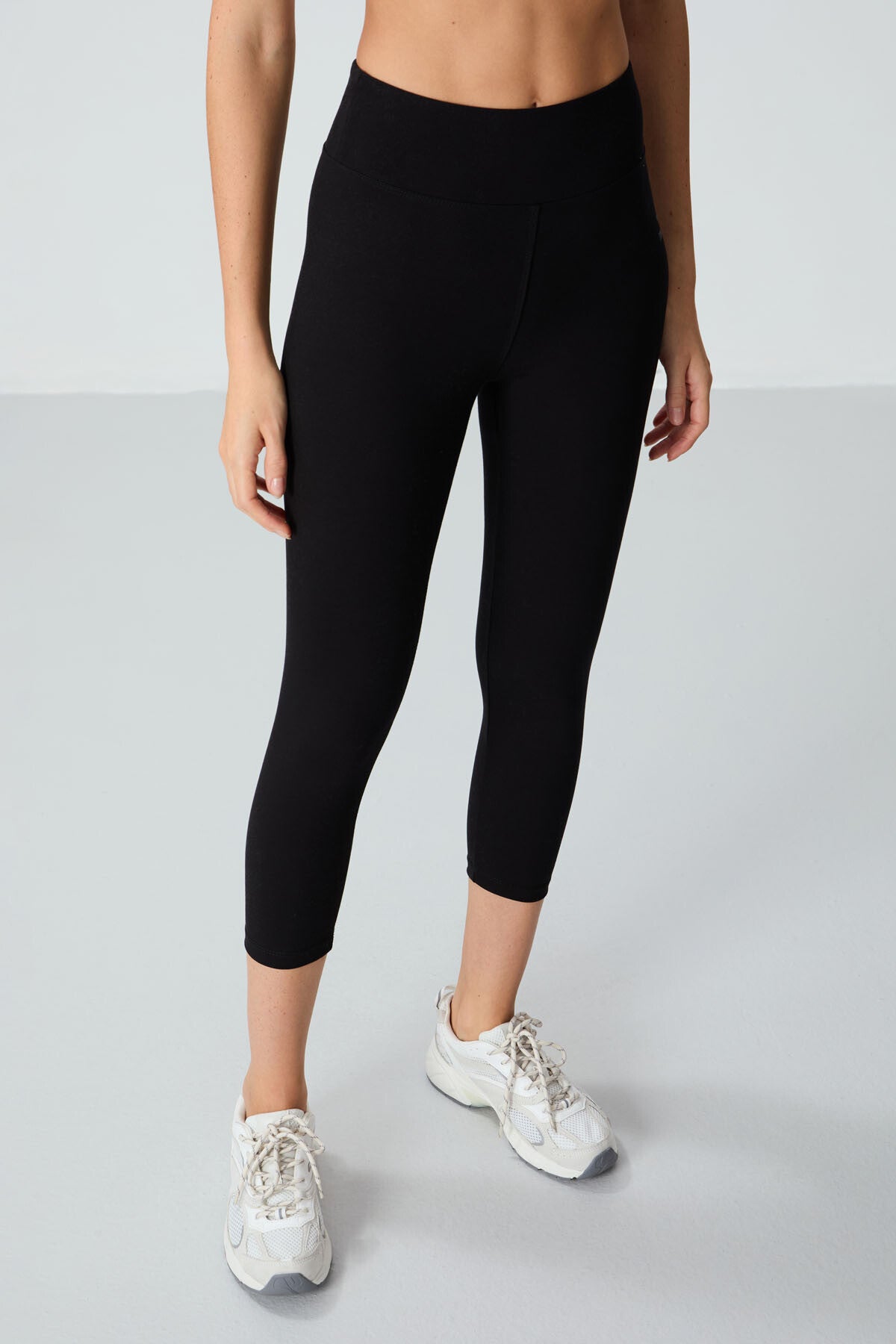 Image of Siyah Yüksek Bel Slim Fit Dar Paça Kadın Kapri Tayt - 93097