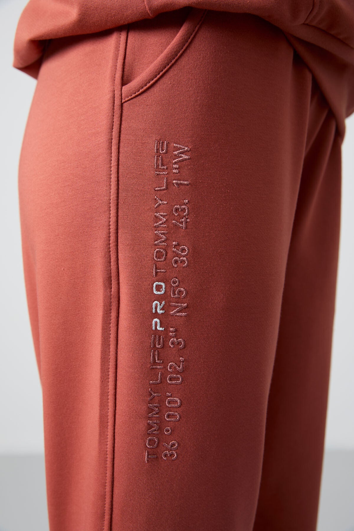 Image of Tarçın Kapüşonlu Kanguru Cep Oversize Lastik Paça Kadın Eşofman Takımı - 95288