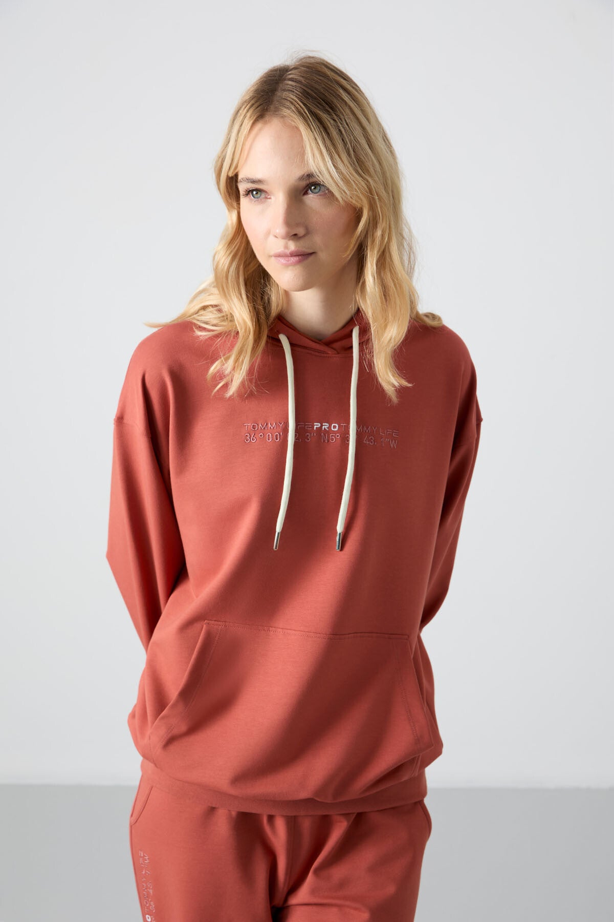 Image of Tarçın Kapüşonlu Kanguru Cep Oversize Lastik Paça Kadın Eşofman Takımı - 95288