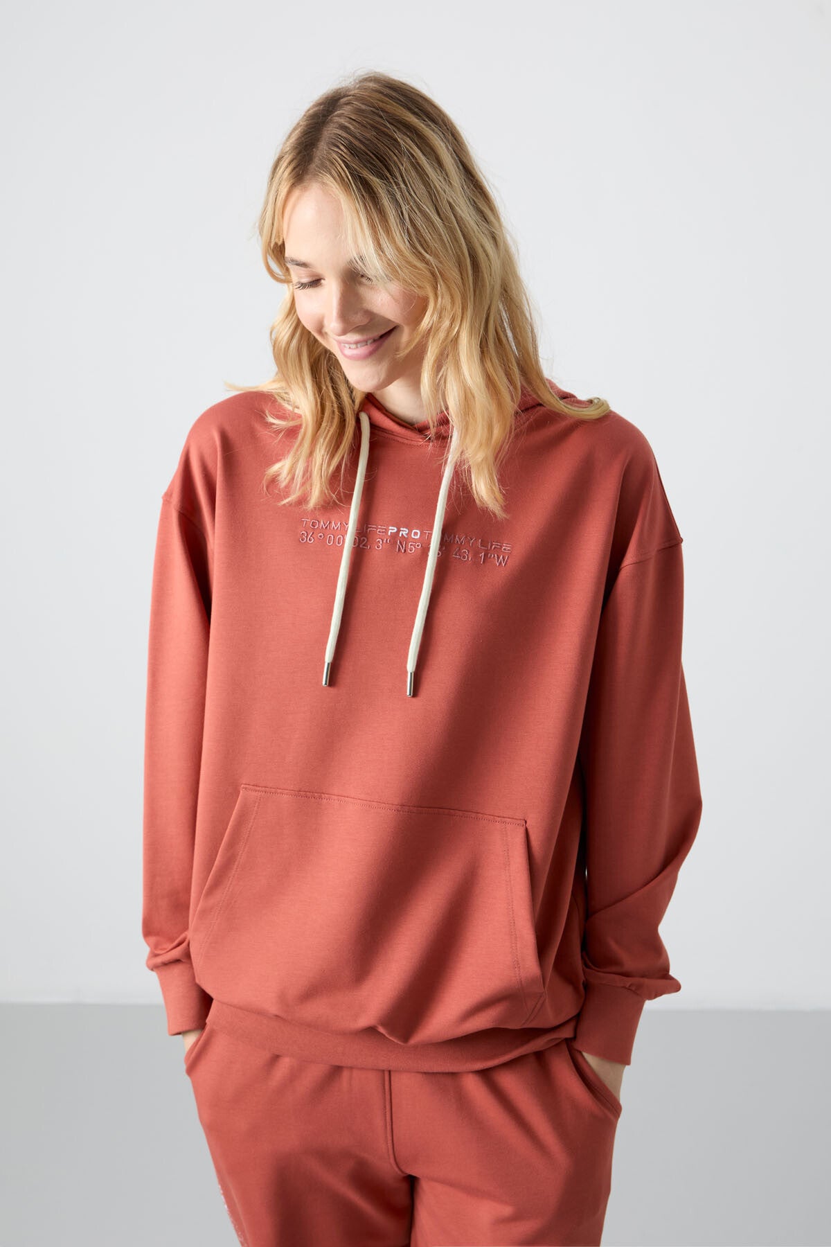 Image of Tarçın Kapüşonlu Kanguru Cep Oversize Lastik Paça Kadın Eşofman Takımı - 95288