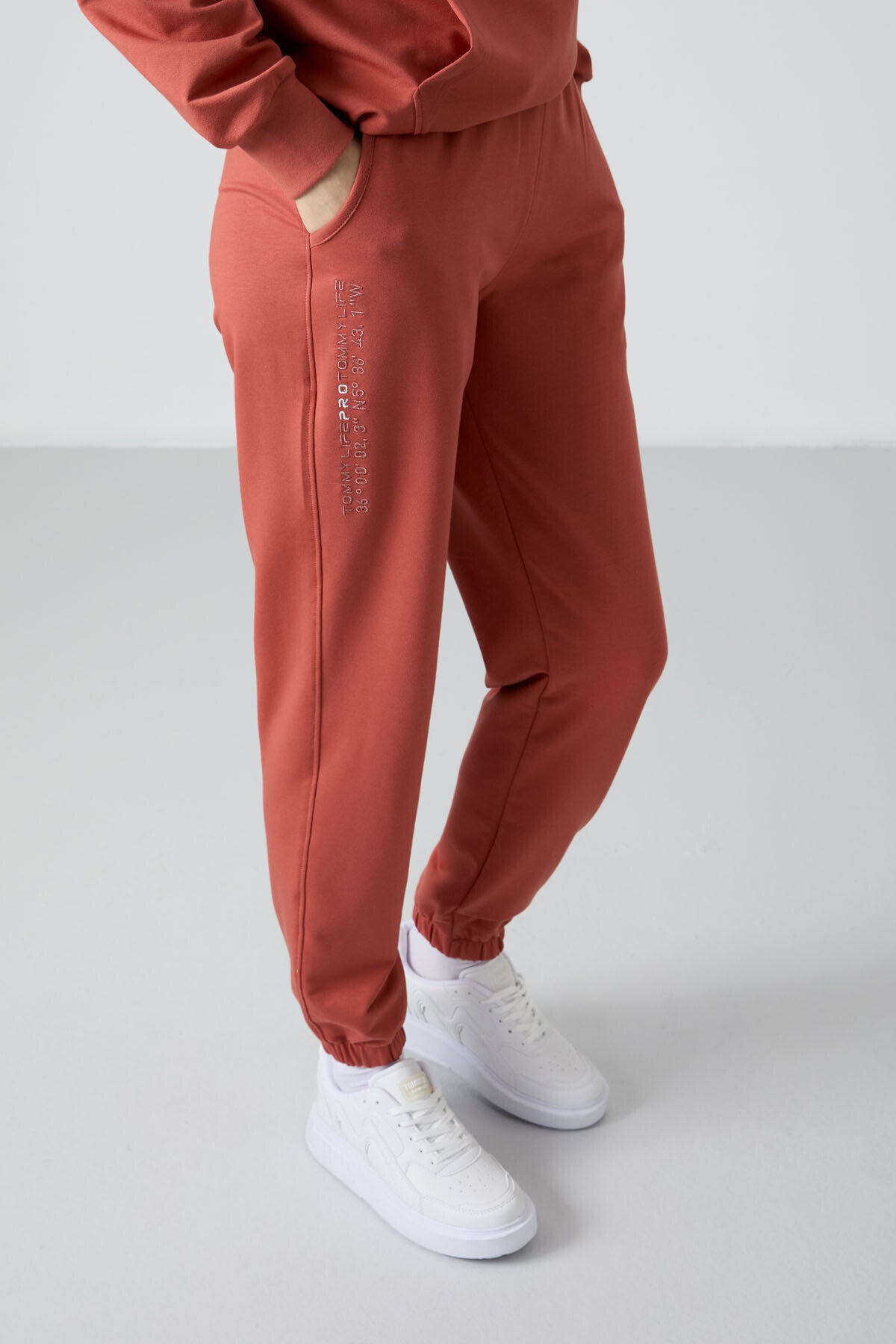 Image of Tarçın Kapüşonlu Kanguru Cep Oversize Lastik Paça Kadın Eşofman Takımı - 95288