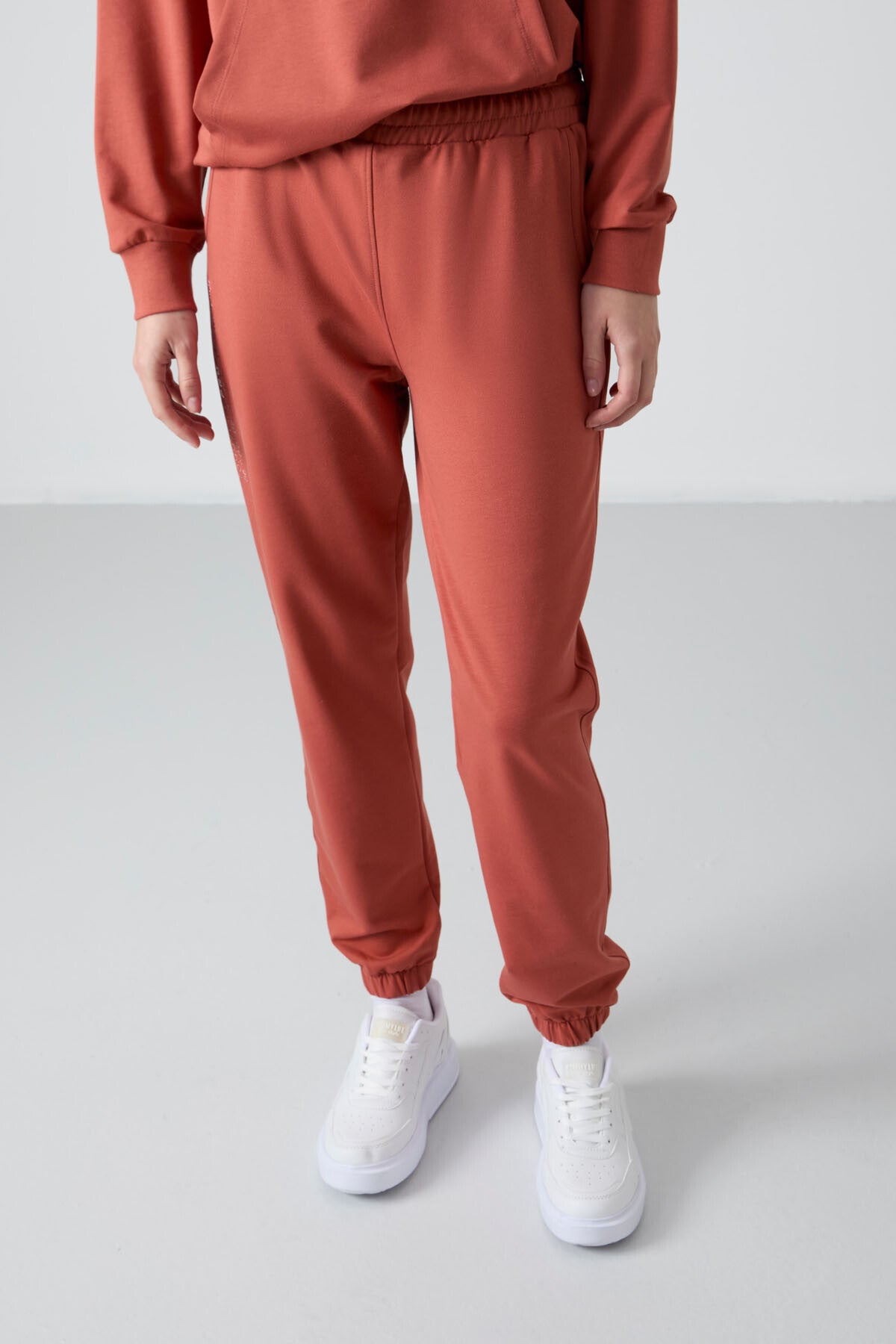Image of Tarçın Kapüşonlu Kanguru Cep Oversize Lastik Paça Kadın Eşofman Takımı - 95288