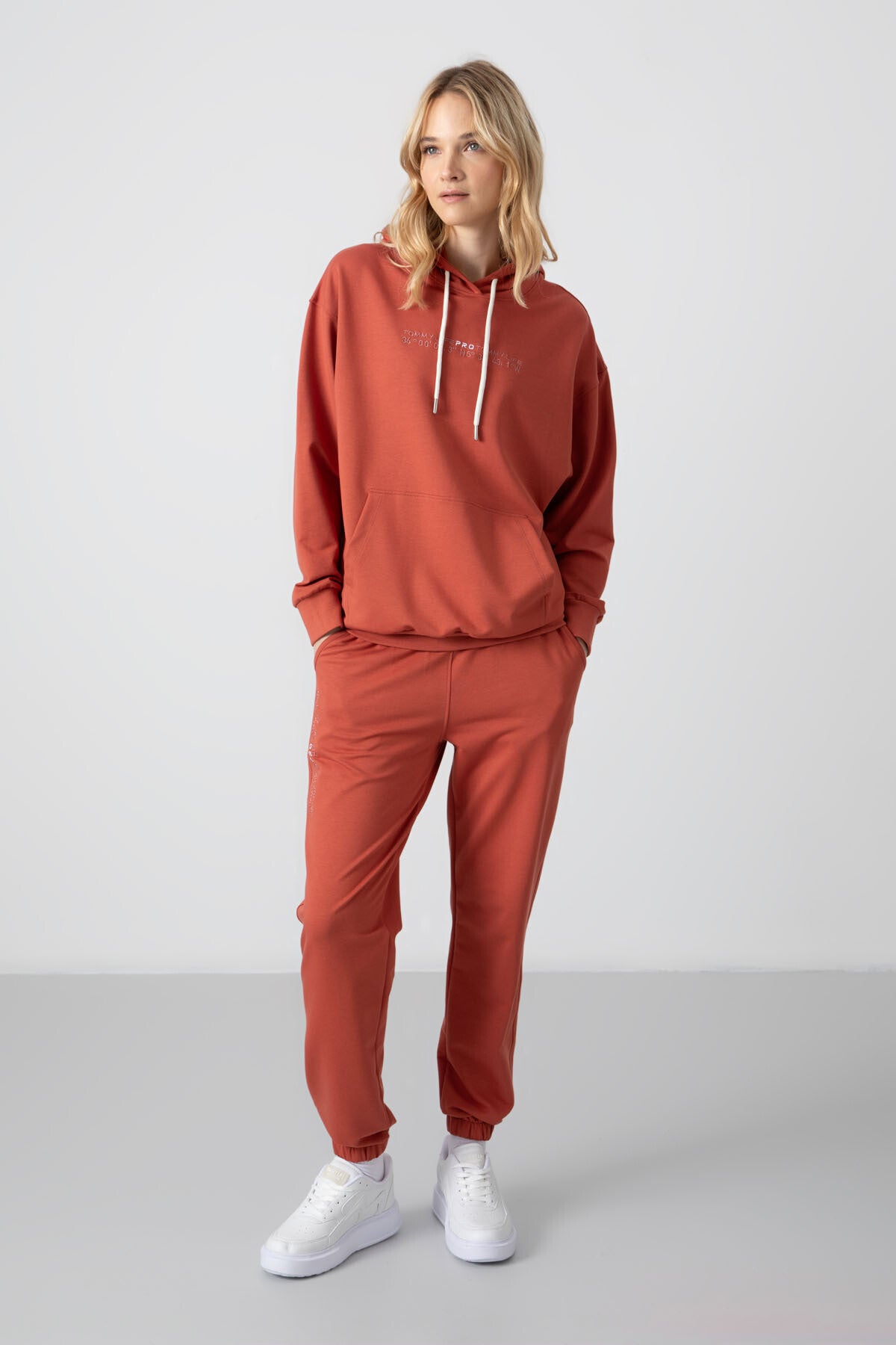 Image of Tarçın Kapüşonlu Kanguru Cep Oversize Lastik Paça Kadın Eşofman Takımı - 95288