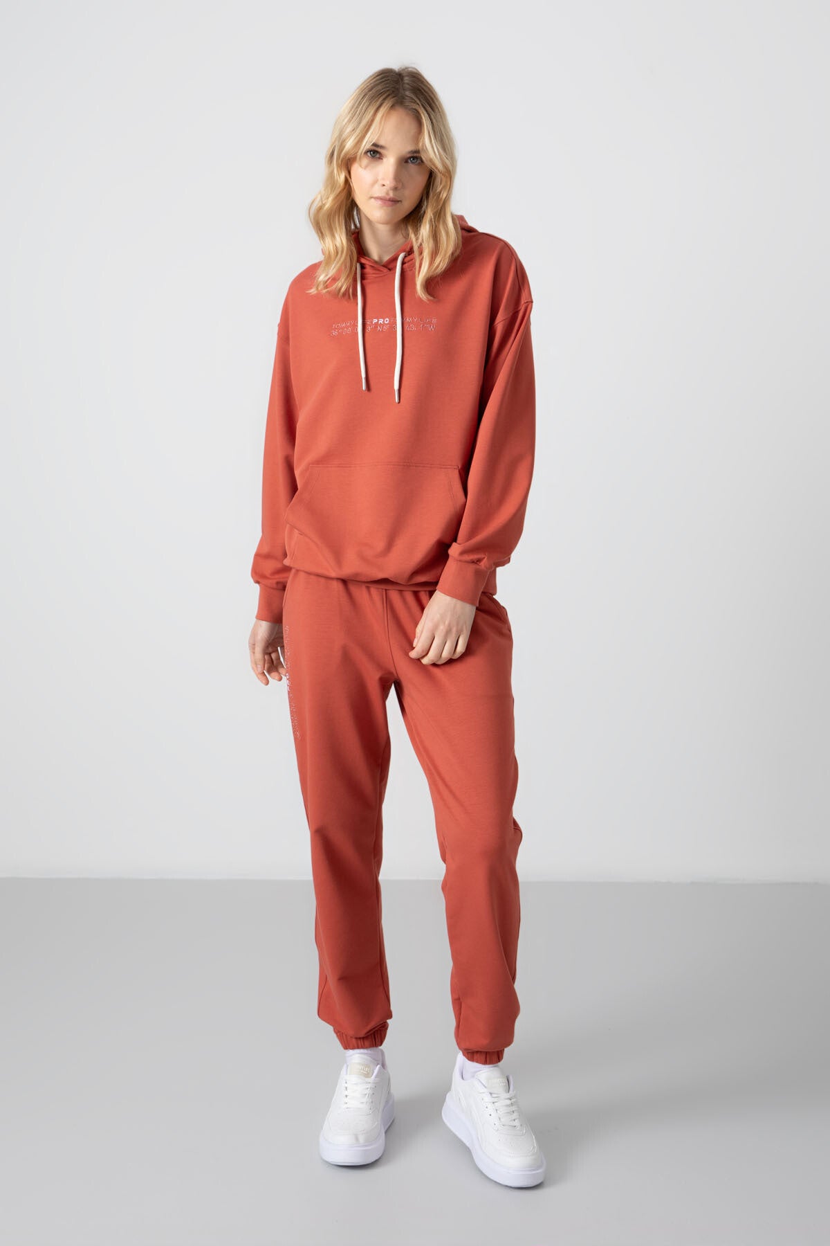 Image of Tarçın Kapüşonlu Kanguru Cep Oversize Lastik Paça Kadın Eşofman Takımı - 95288