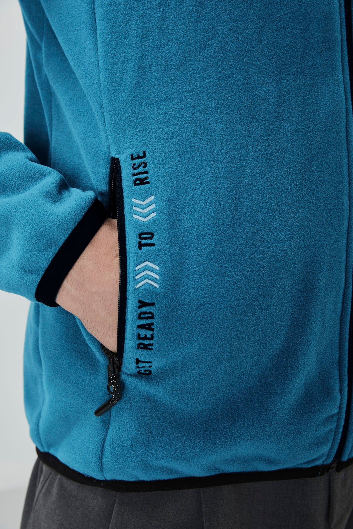 Image of Zümrüt Yazı Nakışlı Dik Yaka Fermuarlı Standart Kalıp Erkek Sweatshirt Polar - 87992