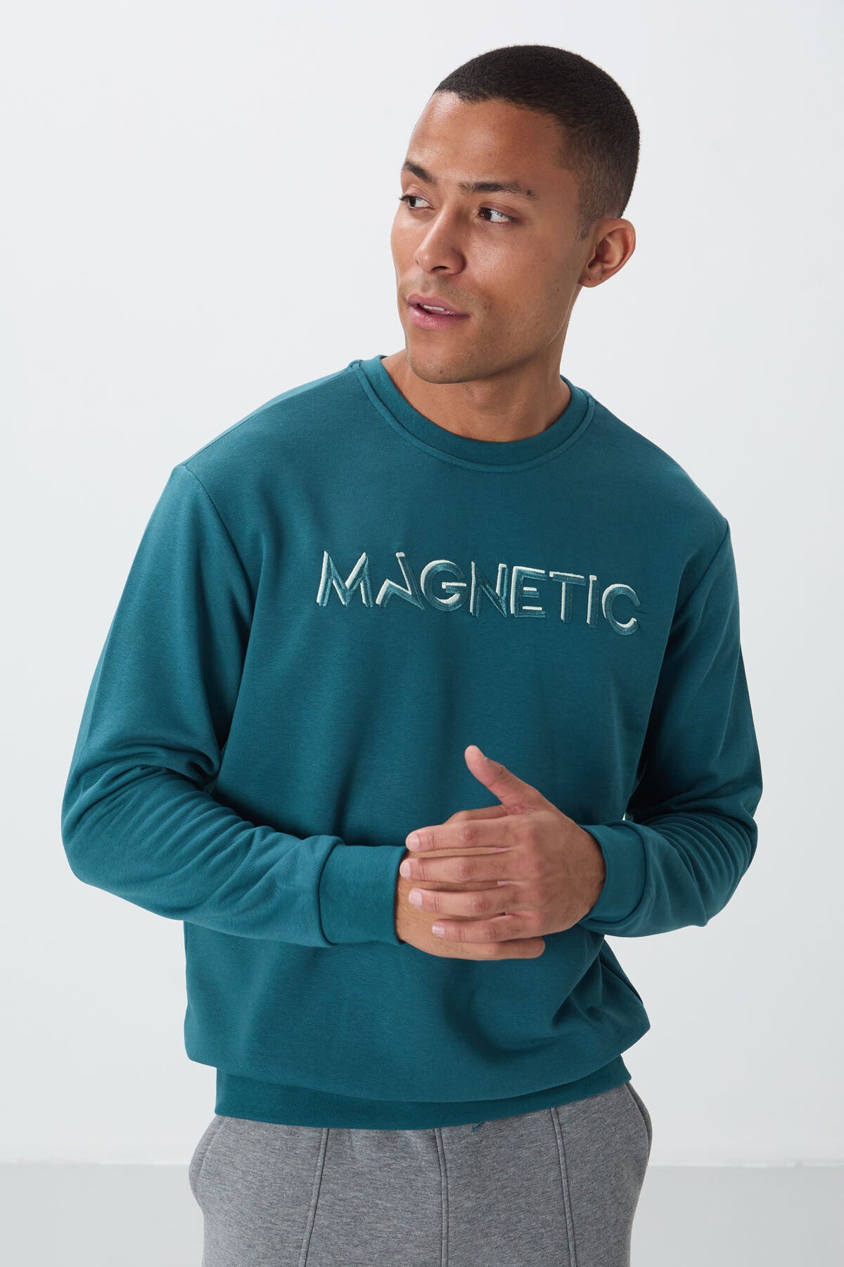 Image of Zümrüt Yazı Nakışlı O Yaka Rahat Form İçi Polarlı Erkek Sweatshirt - 88020