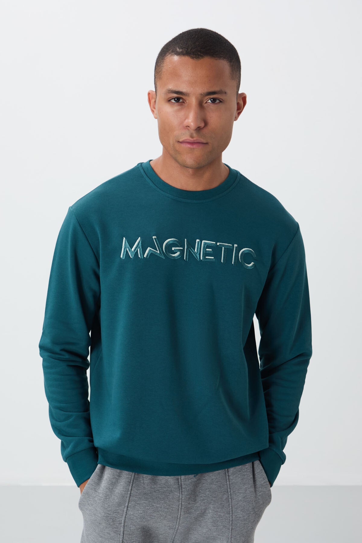 Image of Zümrüt Yazı Nakışlı O Yaka Rahat Form İçi Polarlı Erkek Sweatshirt - 88020