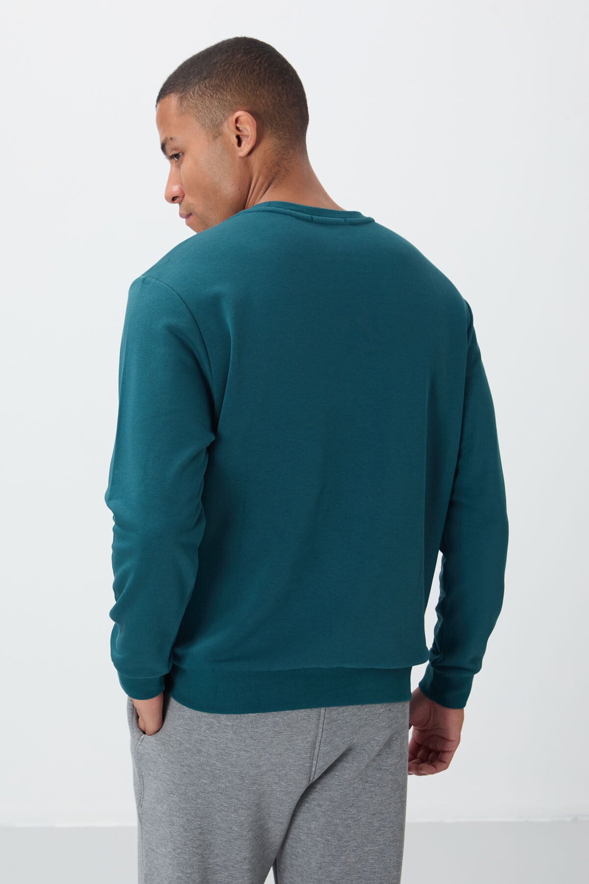 Image of Zümrüt Yazı Nakışlı O Yaka Rahat Form İçi Polarlı Erkek Sweatshirt - 88020