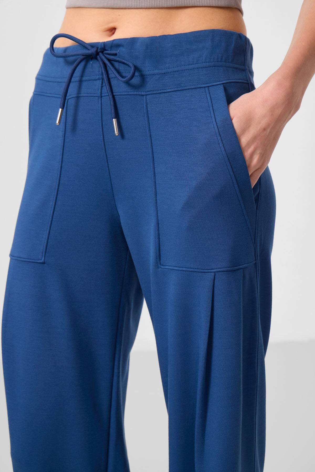 Image of Pantaloni de damă cu textură moale, Parliament, cu detalii de buzunare și croială confortabilă - 94672