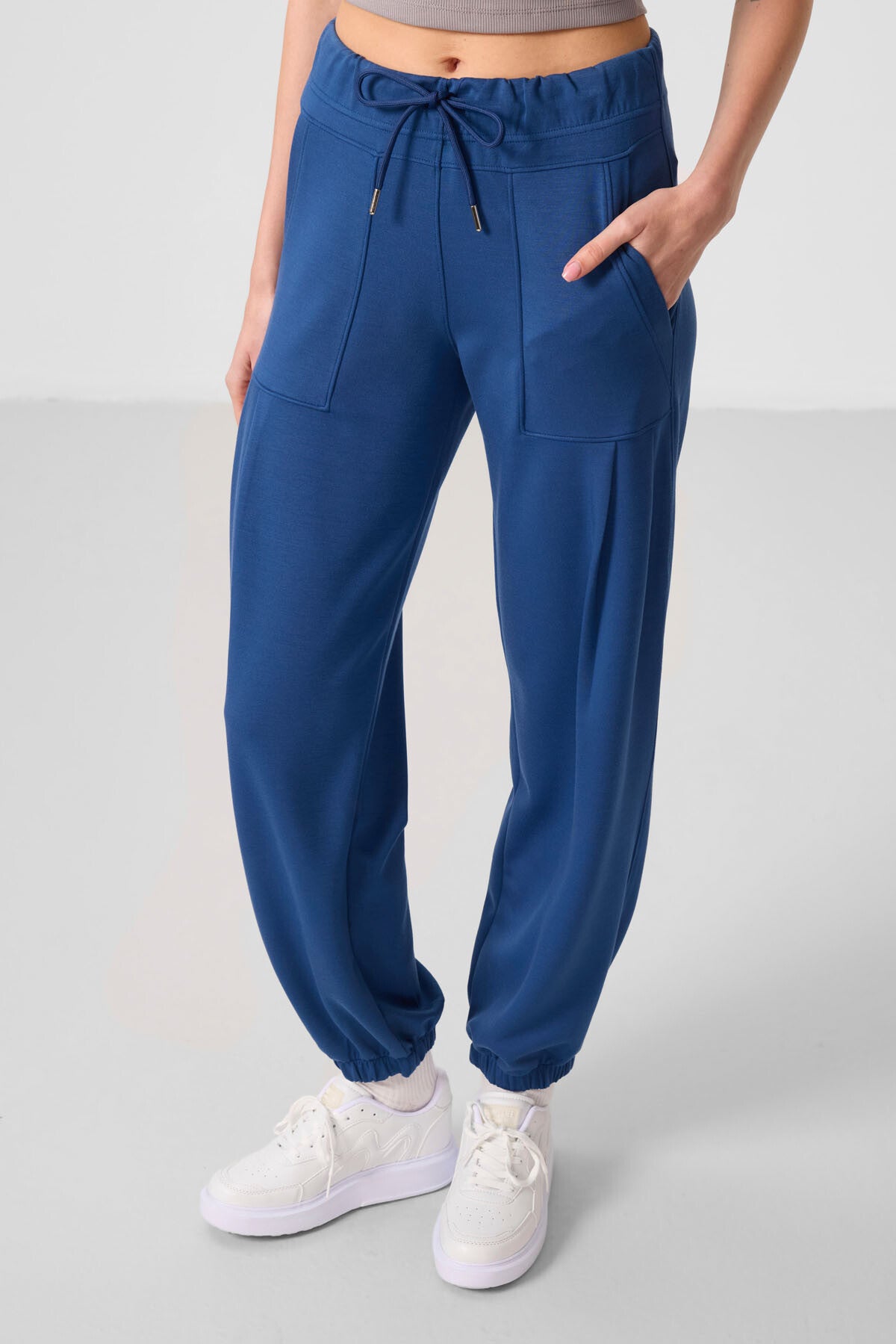 Image of Pantaloni de damă cu textură moale, Parliament, cu detalii de buzunare și croială confortabilă - 94672